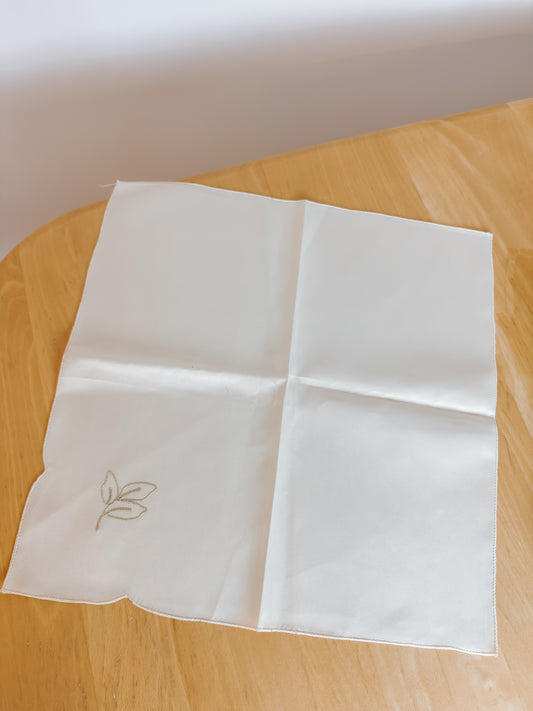 Set van 11 vintage witte satijnen servetten