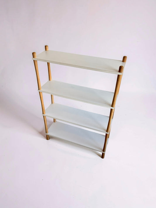 Vintage stokkenkast met witte planken