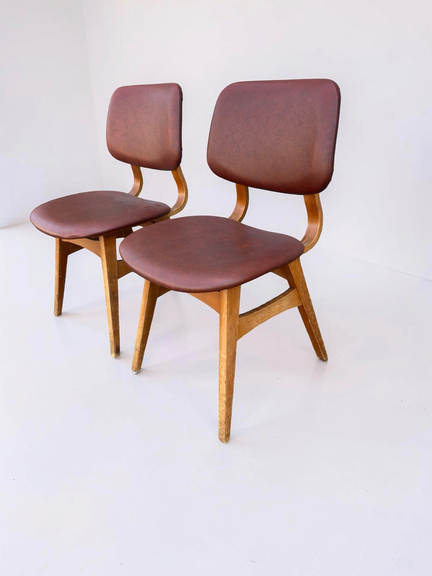 Set van 2 vintage eetkamerstoelen met roodbruine skai bekleding