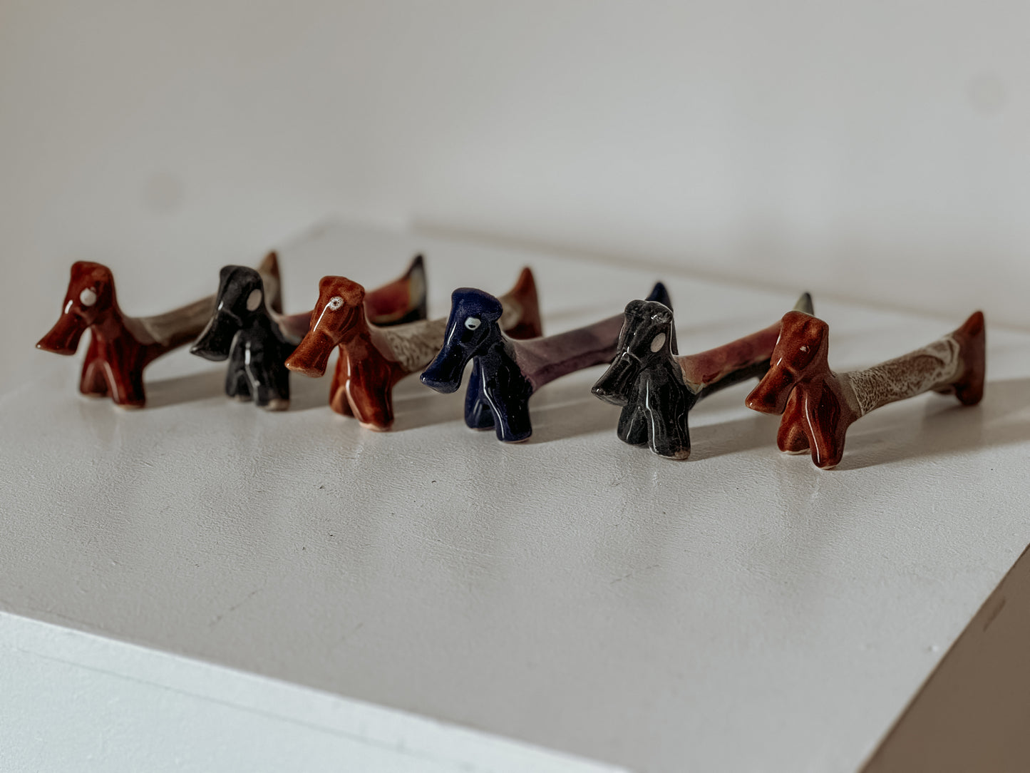 Set van 4 handbeschilderde keramieken teckel messenleggers (2 sets beschikbaar)