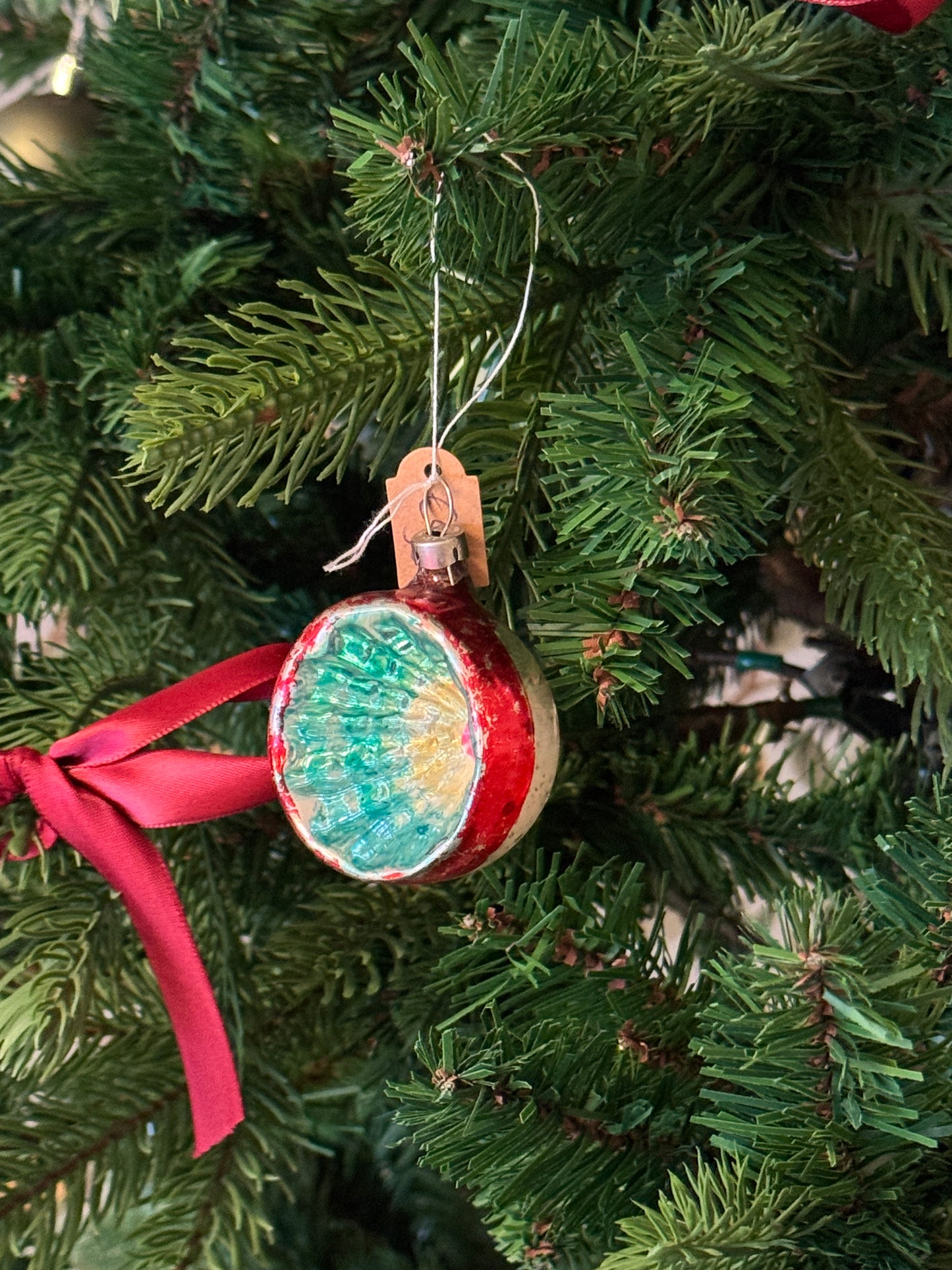 Antieke mondgeblazen deuk kerstbal met handbeschilderde kleuren