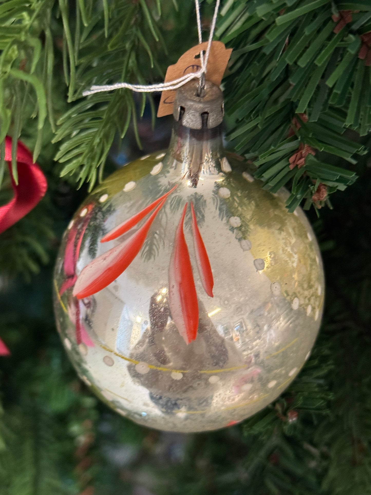 Vintage kerstbal zilveren pegel met handbeschilderde details