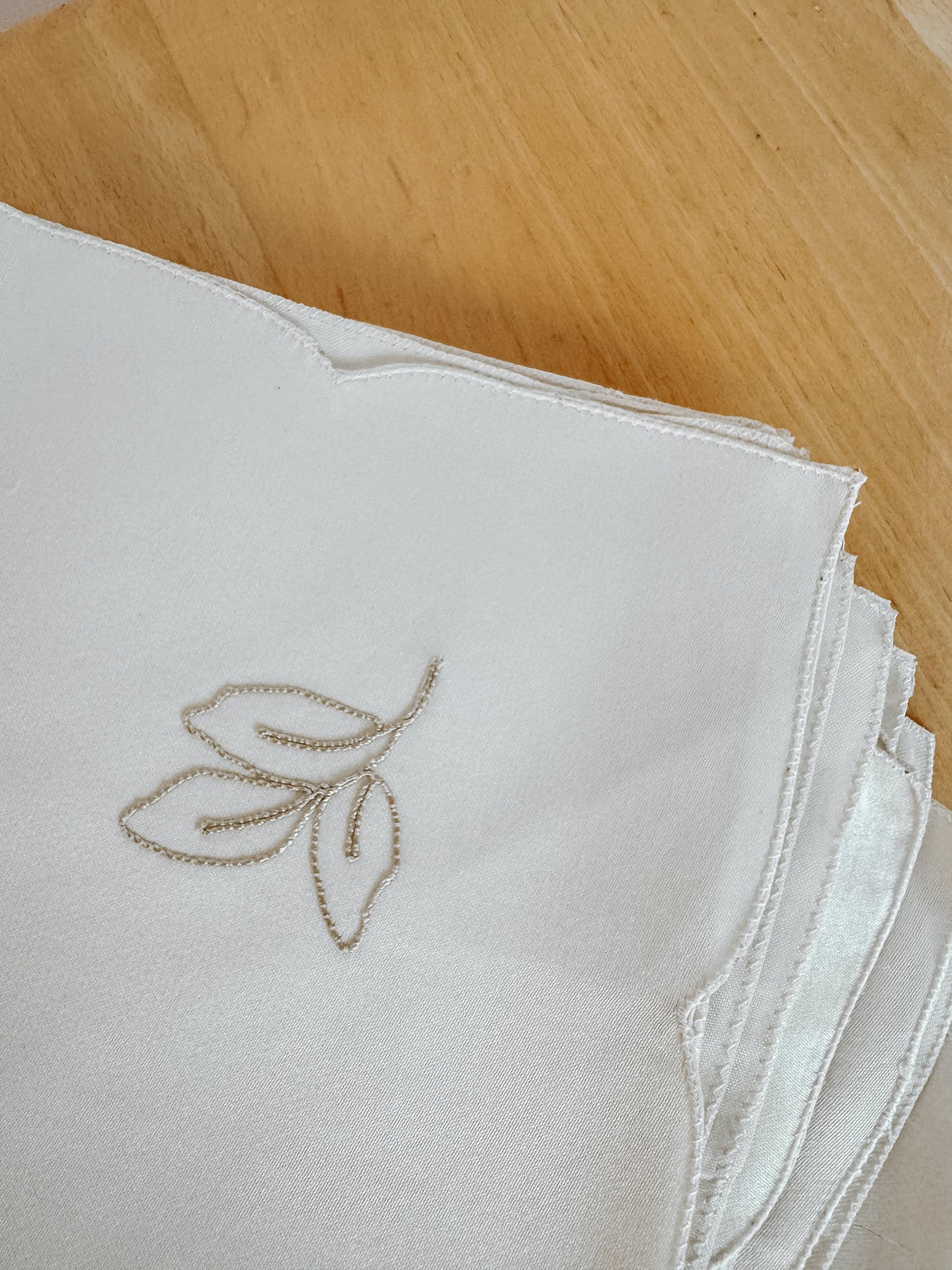 Set van 11 vintage witte satijnen servetten