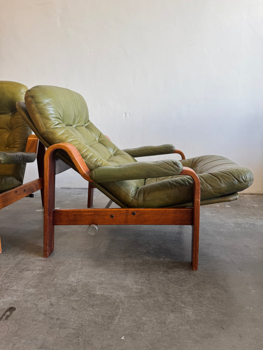 Set van 2 olijfgroene loungestoelen – Göte Möbler, Zweden, jaren 70