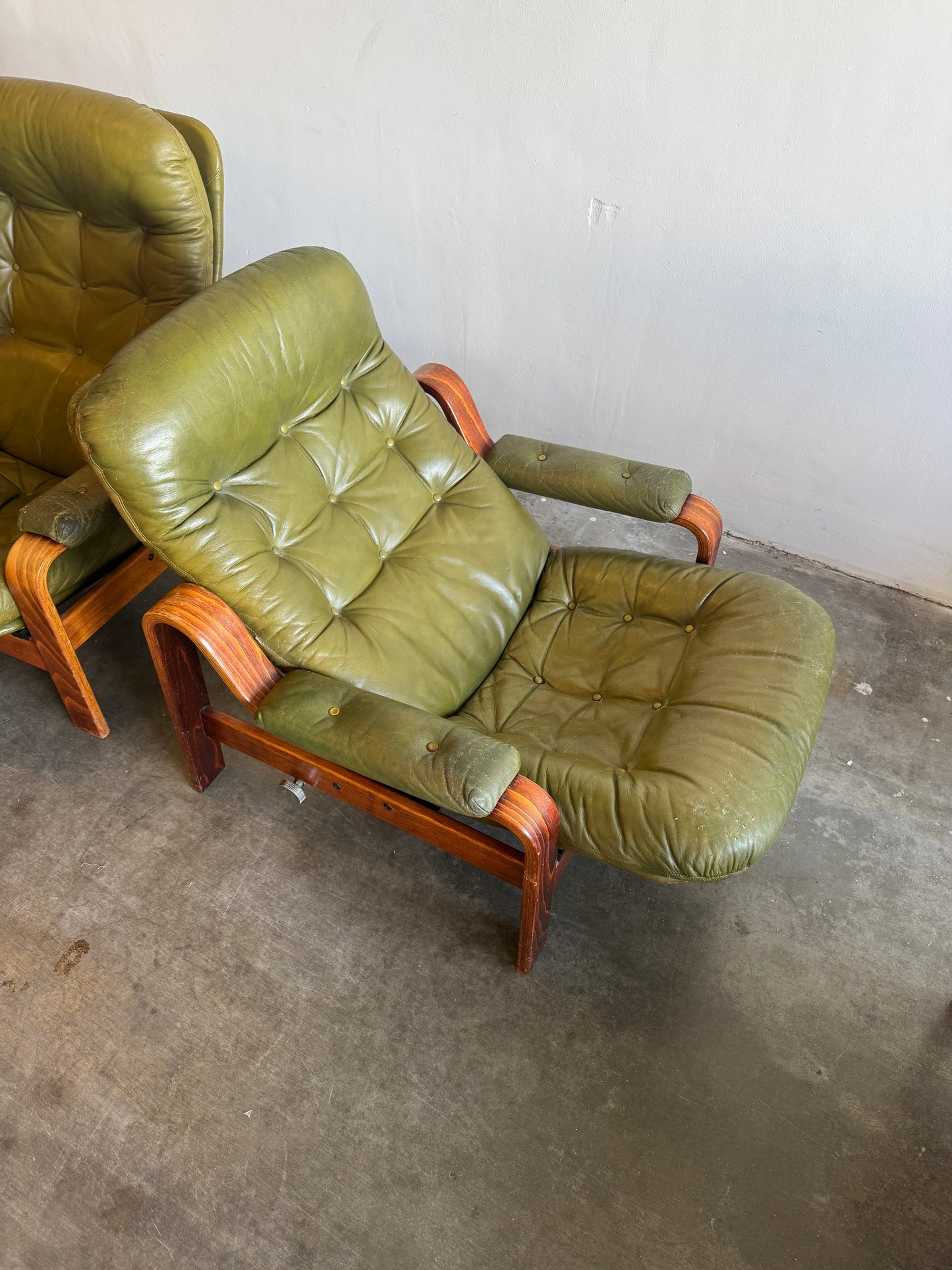 Set van 2 olijfgroene loungestoelen – Göte Möbler, Zweden, jaren 70