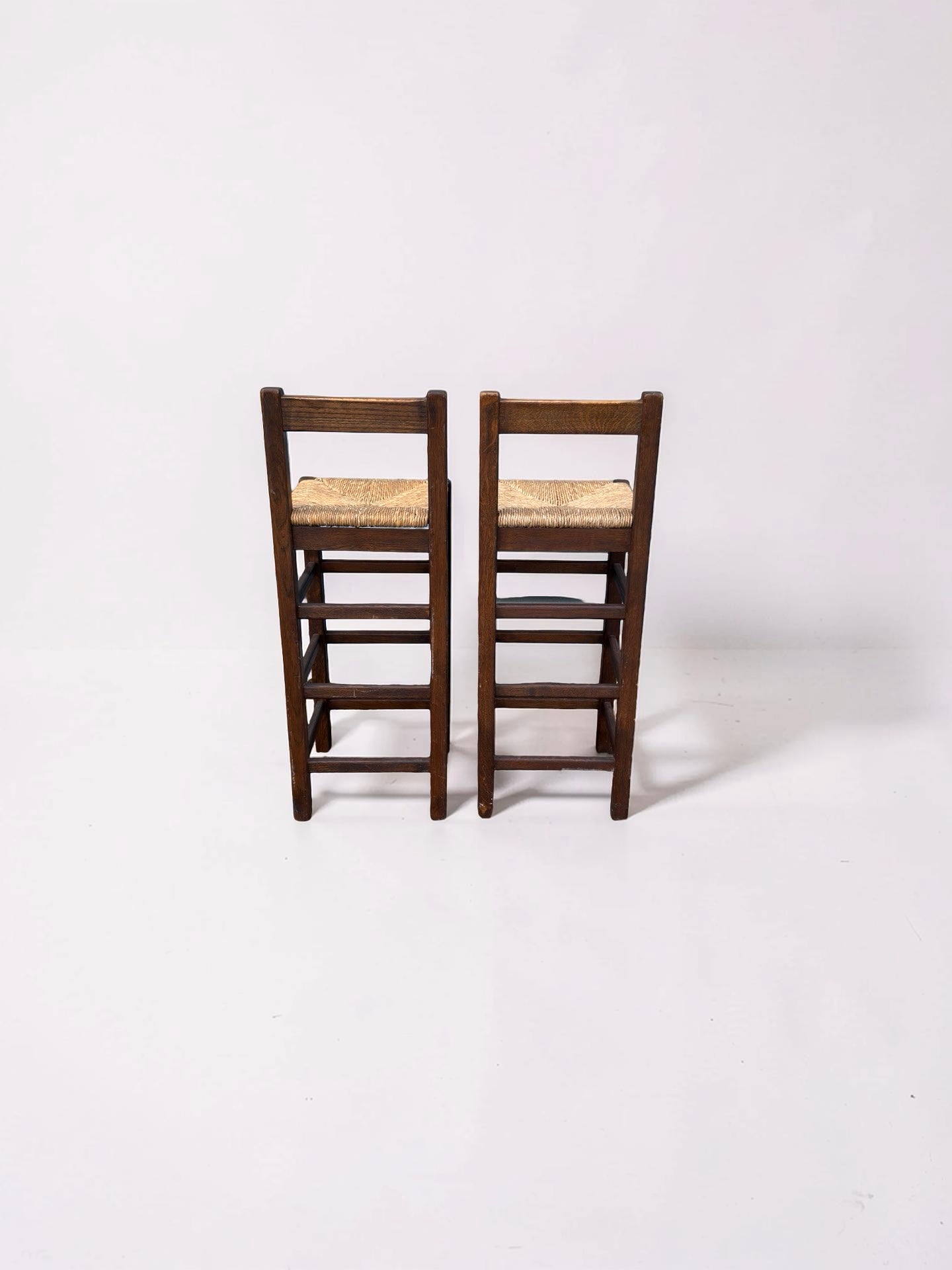 Set van 2 vintage houten barkrukken met biezen zitting