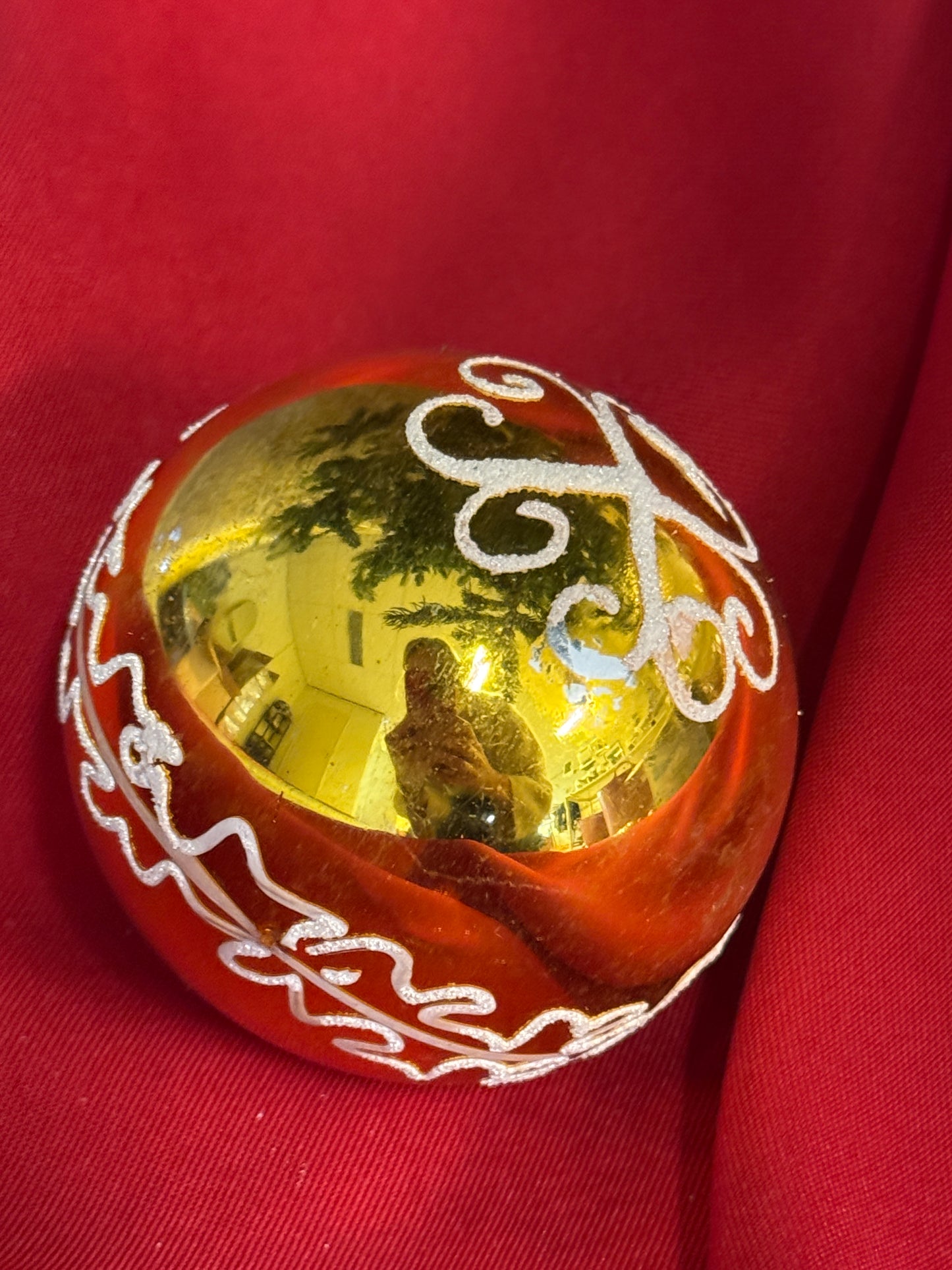 Vintage gouden glazen kerstbal met gesuikerde details