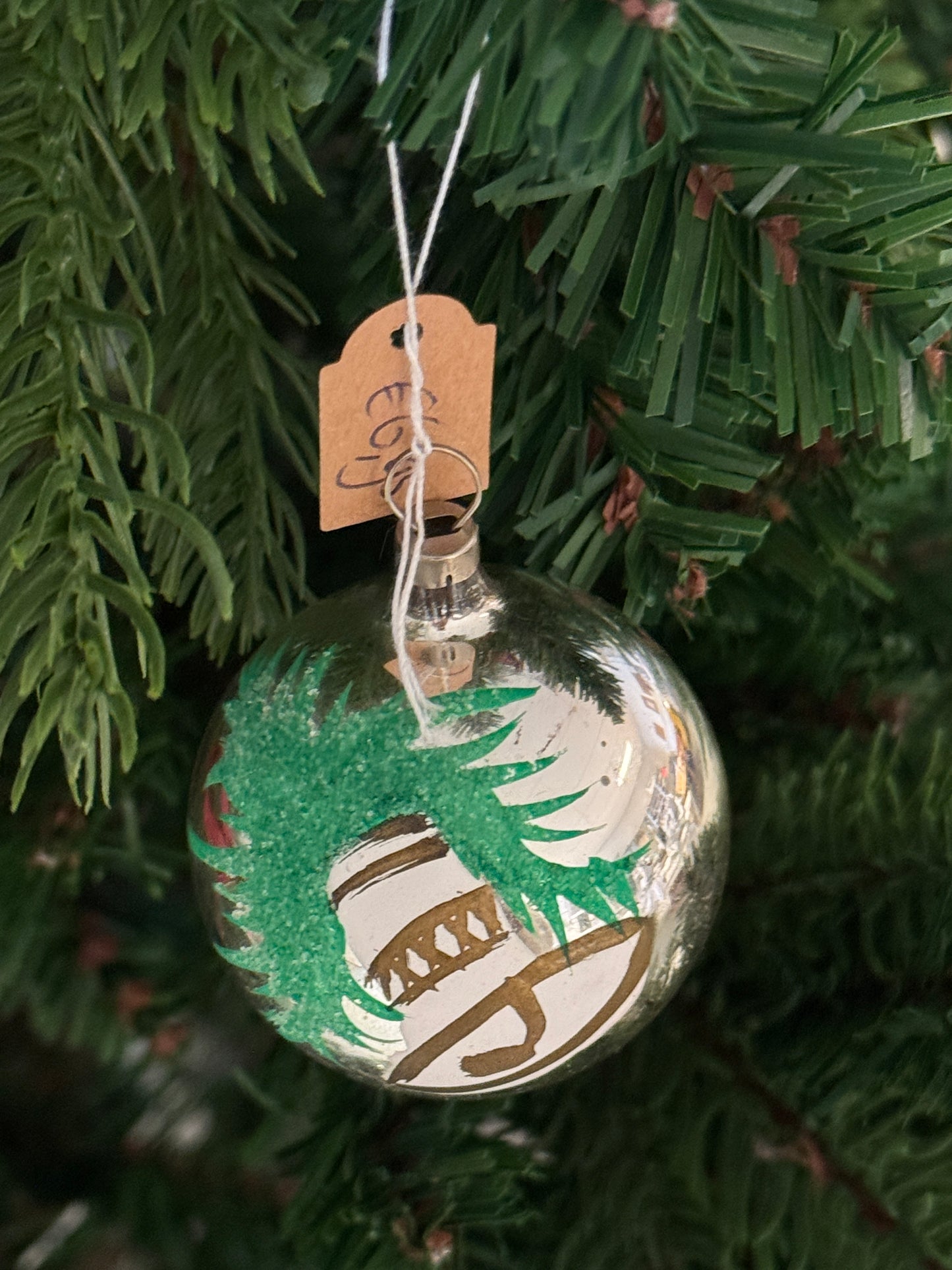 Vintage zilveren glazen kerstbal met kerstklokje