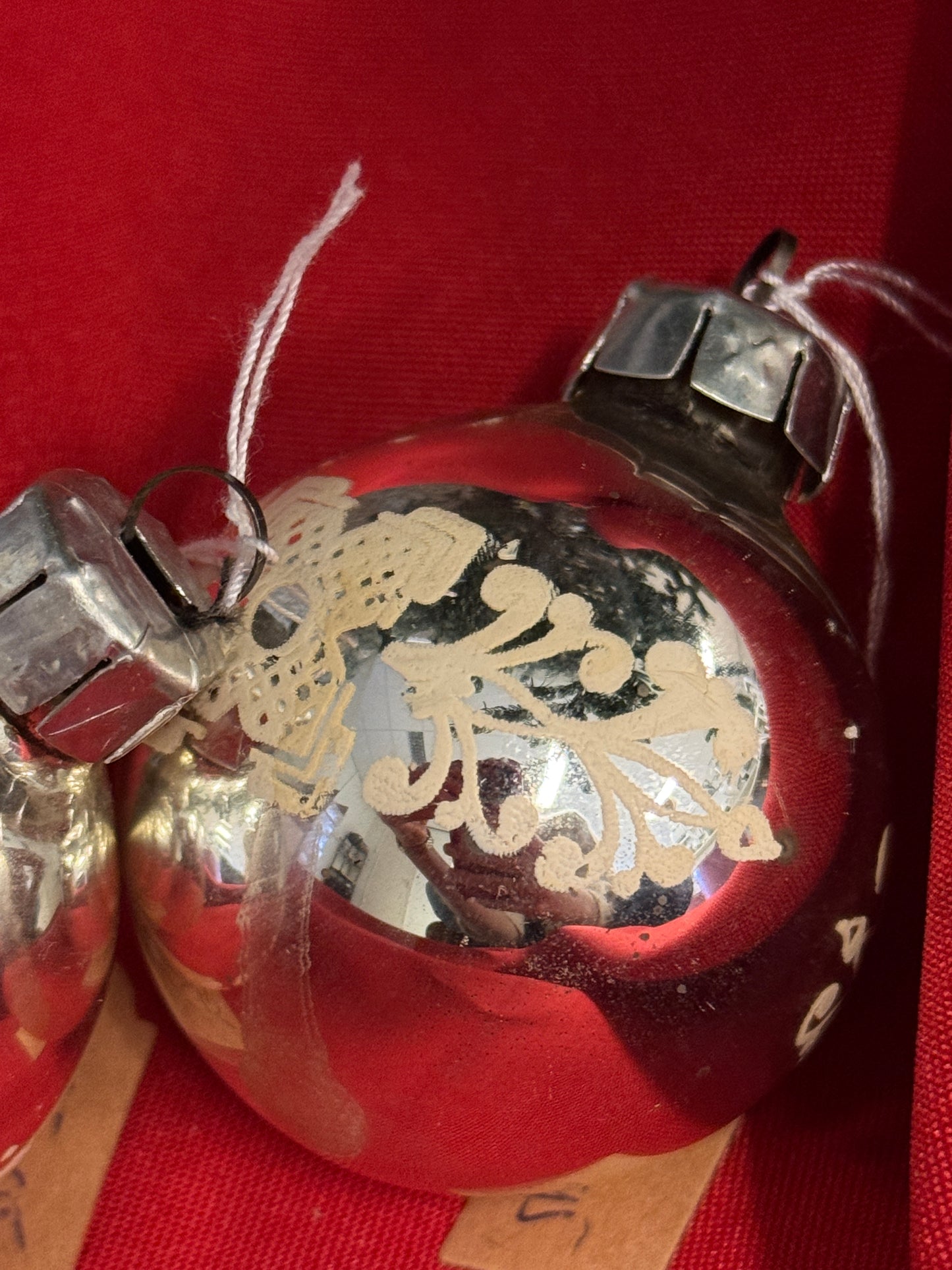 Set van 2 vintage mondgeblazen zilveren kerstballen met sneeuwvlokjes