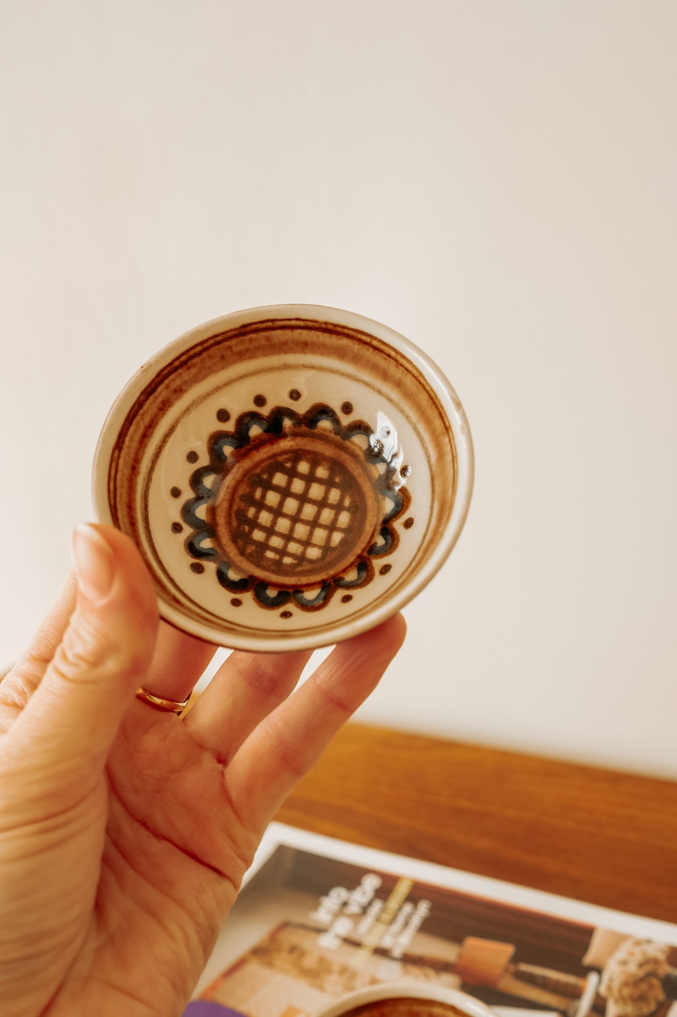 Kleine handbeschilderde aardewerken schaaltjes (prijs per stuk)