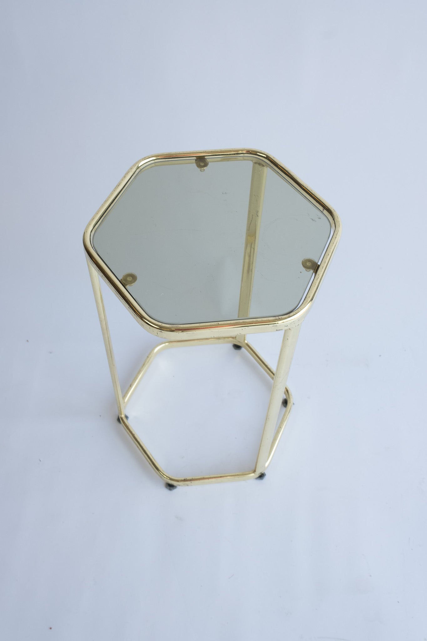 Messing hexagon bijzettafeltje met glazen blad