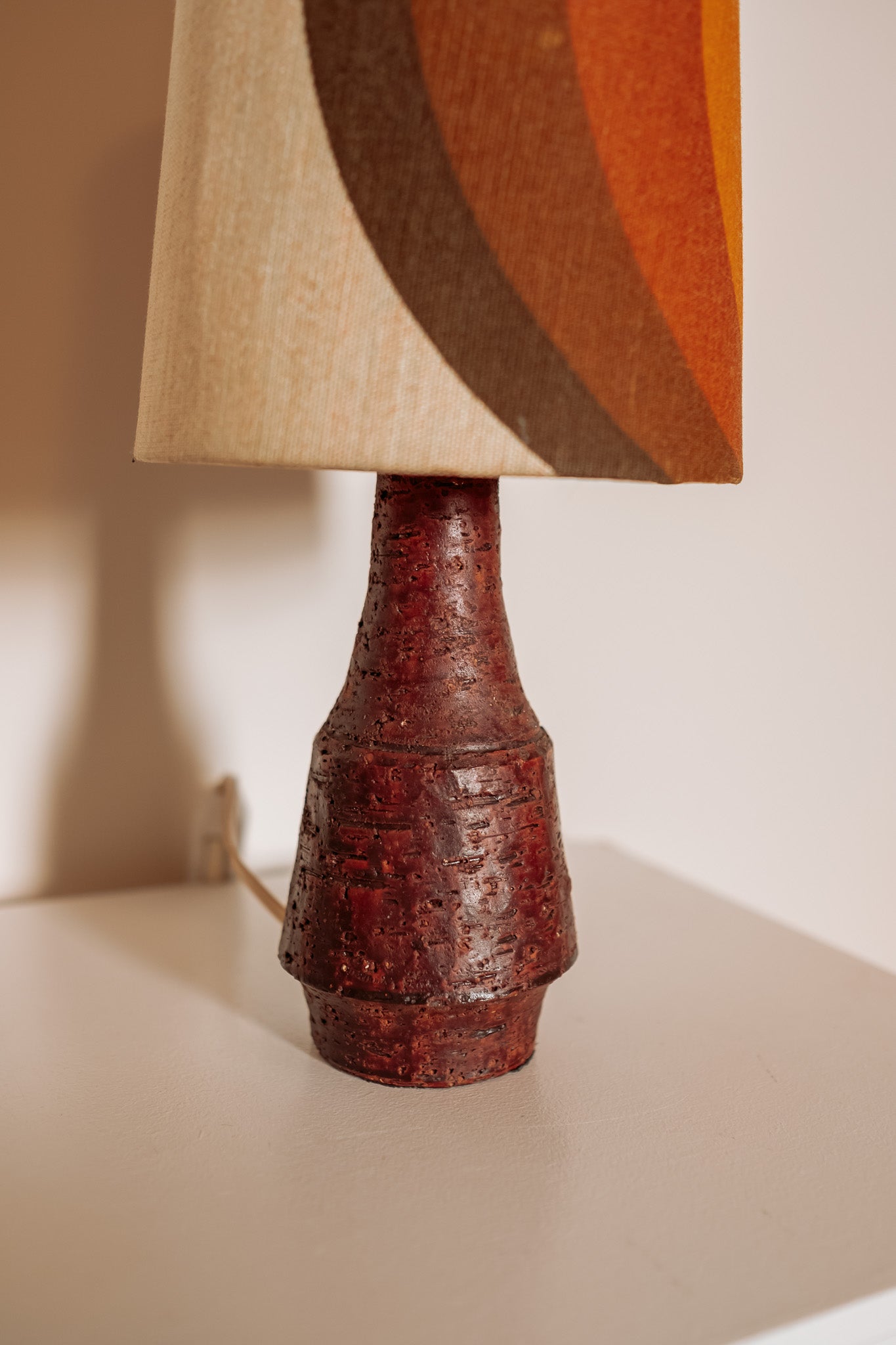 Vintage aardewerk tafellamp met seventies lampenkap