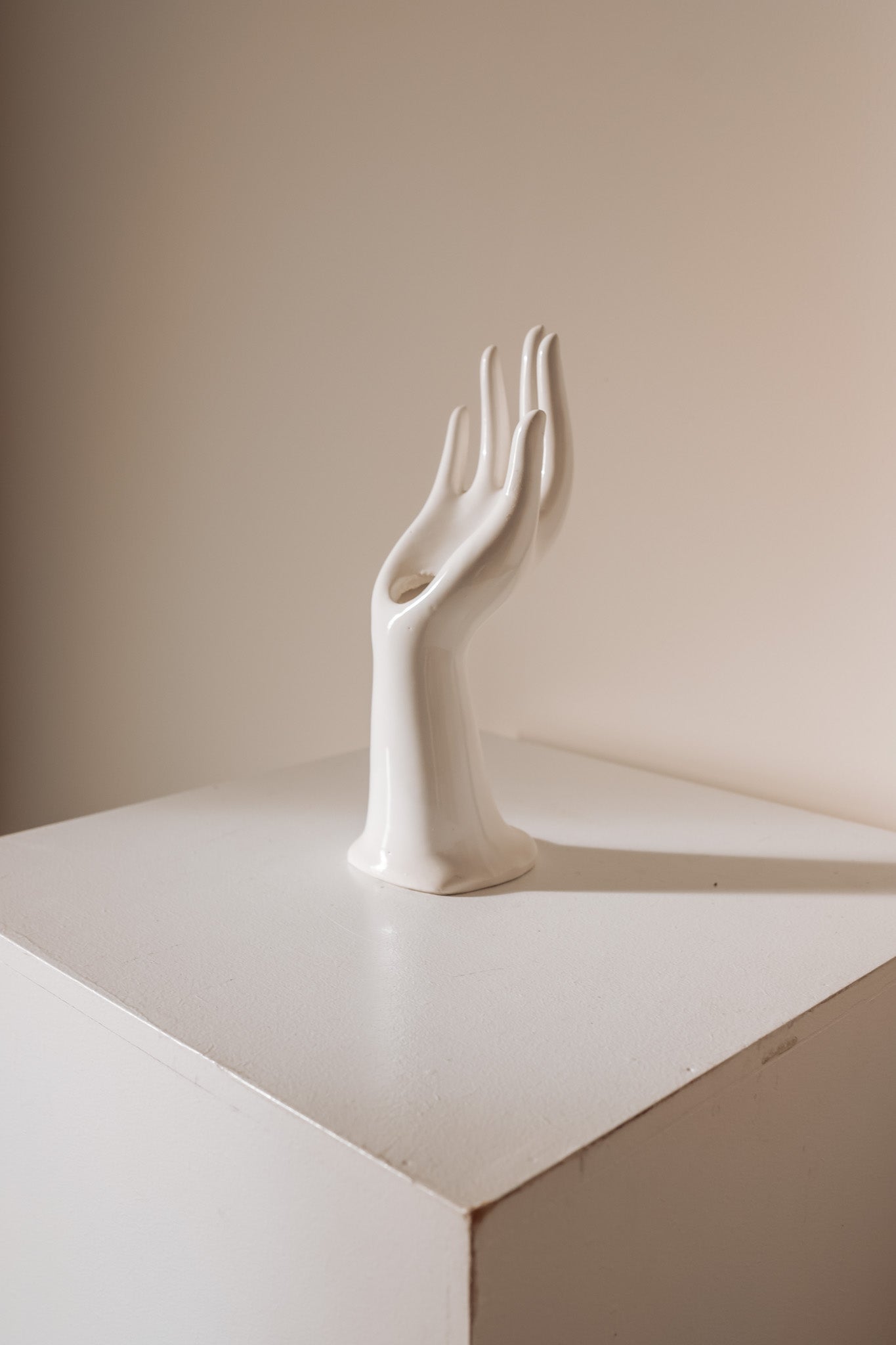 Vintage handvormige porseleinen vaas sieradenhouder