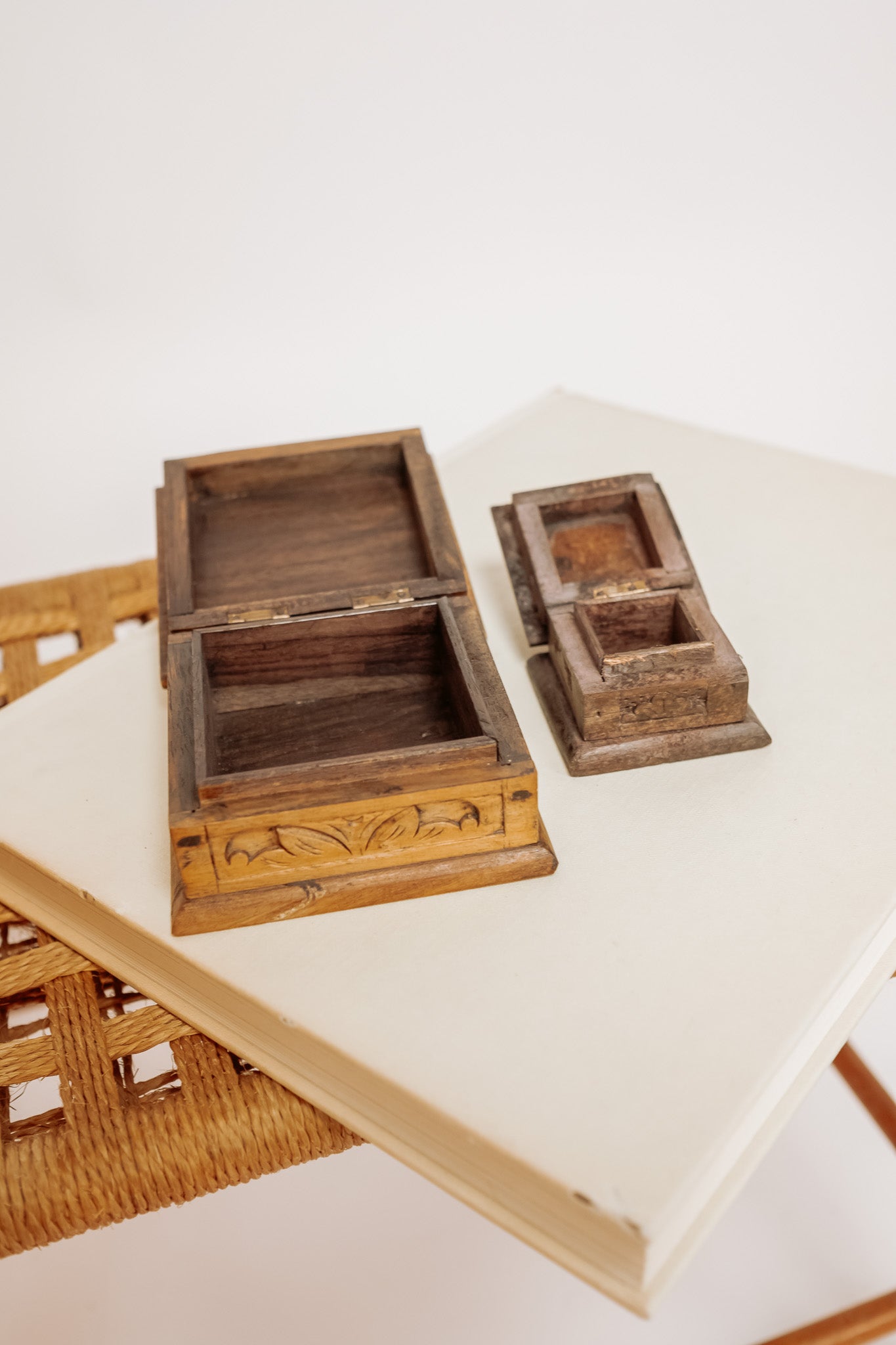 Set van 2 uit hout gesneden vintage sieradendoosjes