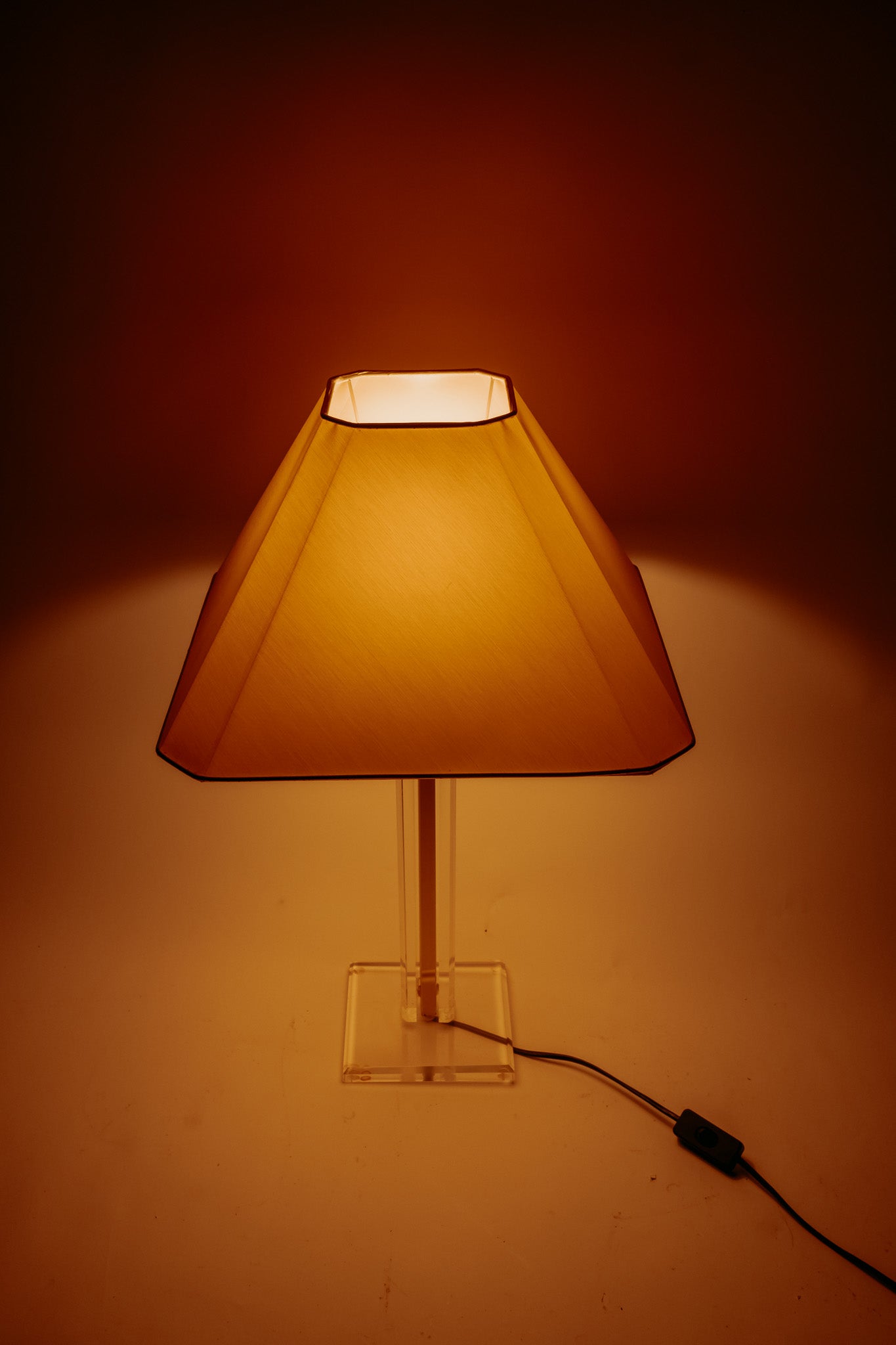 Vintage plexiglas tafellamp met messing details