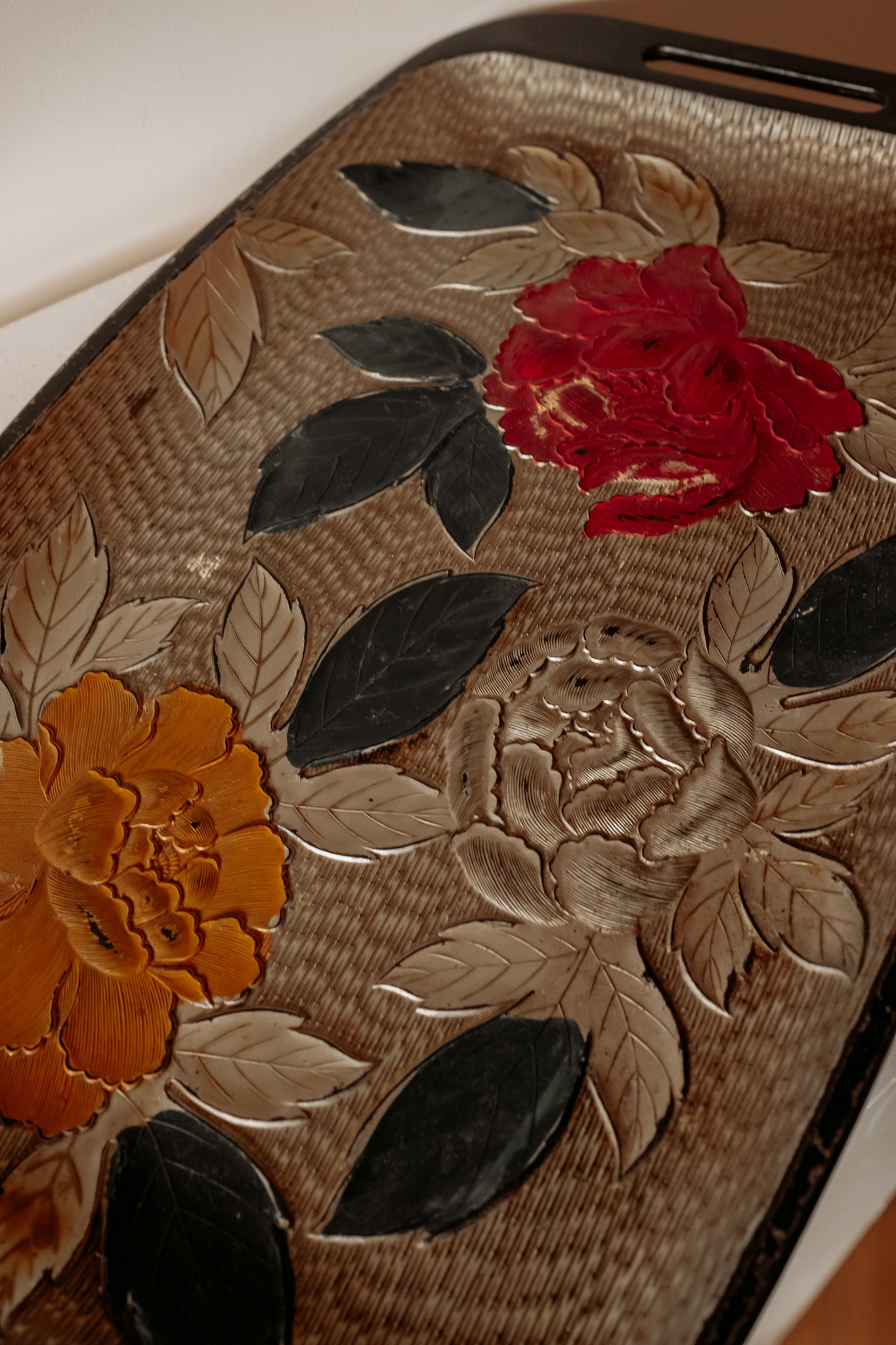 Vintage kunststof dienblad uit de jaren 60 met bloemenreliëf