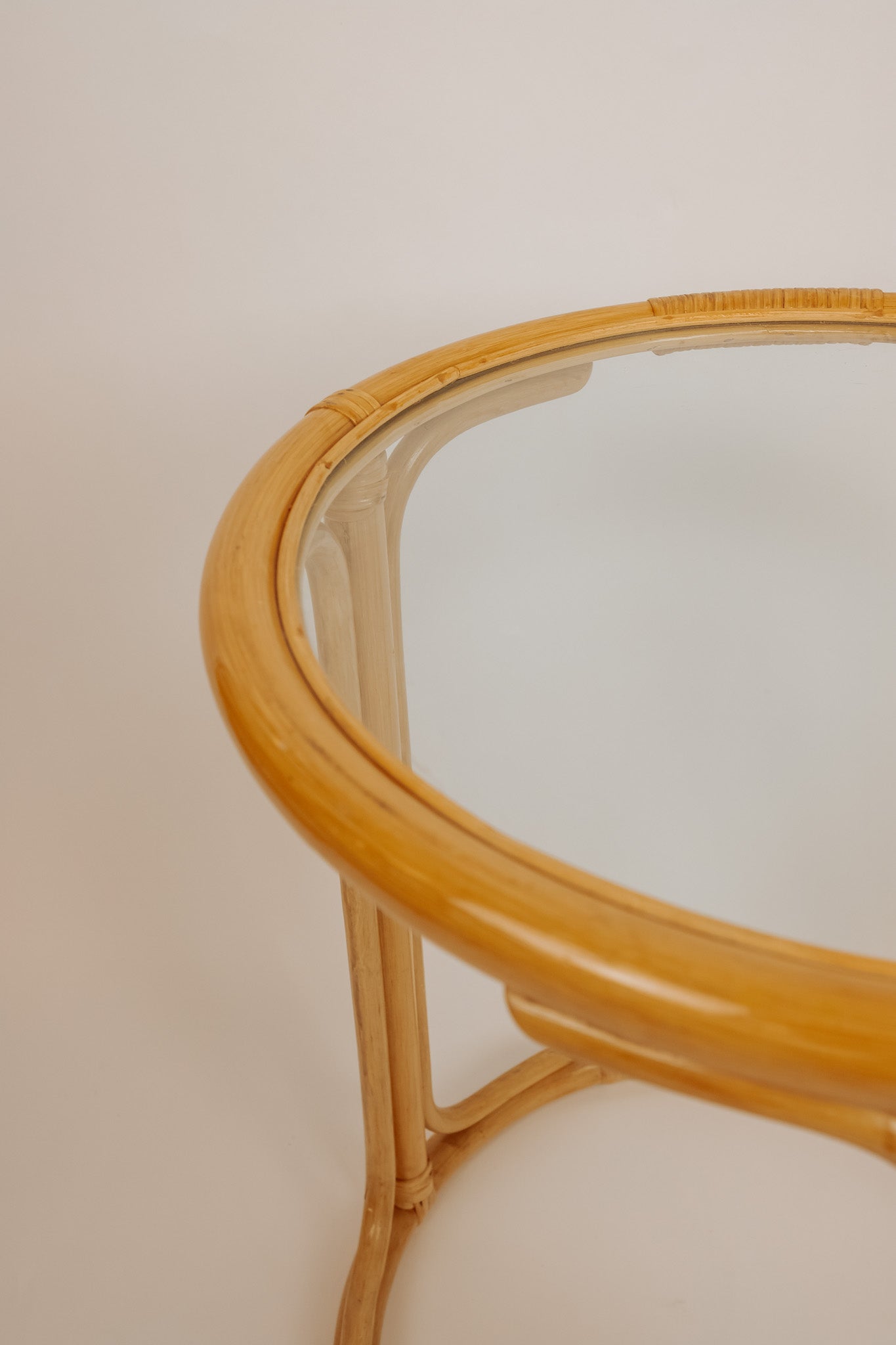 Ronde bamboe bijzettafel met glazen blad