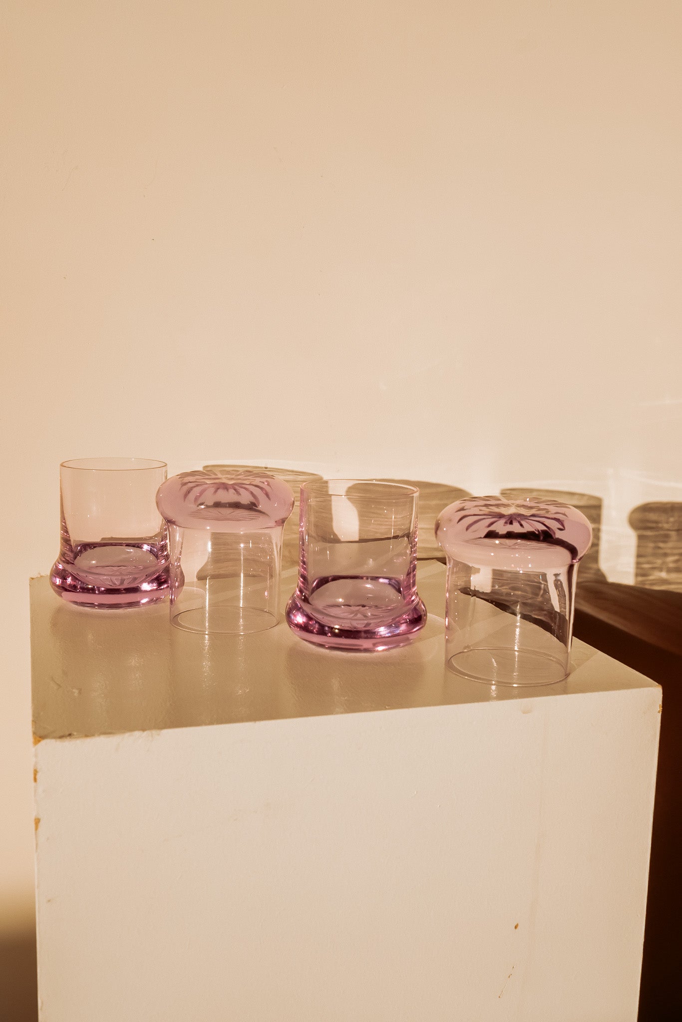 4x Lila glazen met ronde voet uit Italië, jaren 70