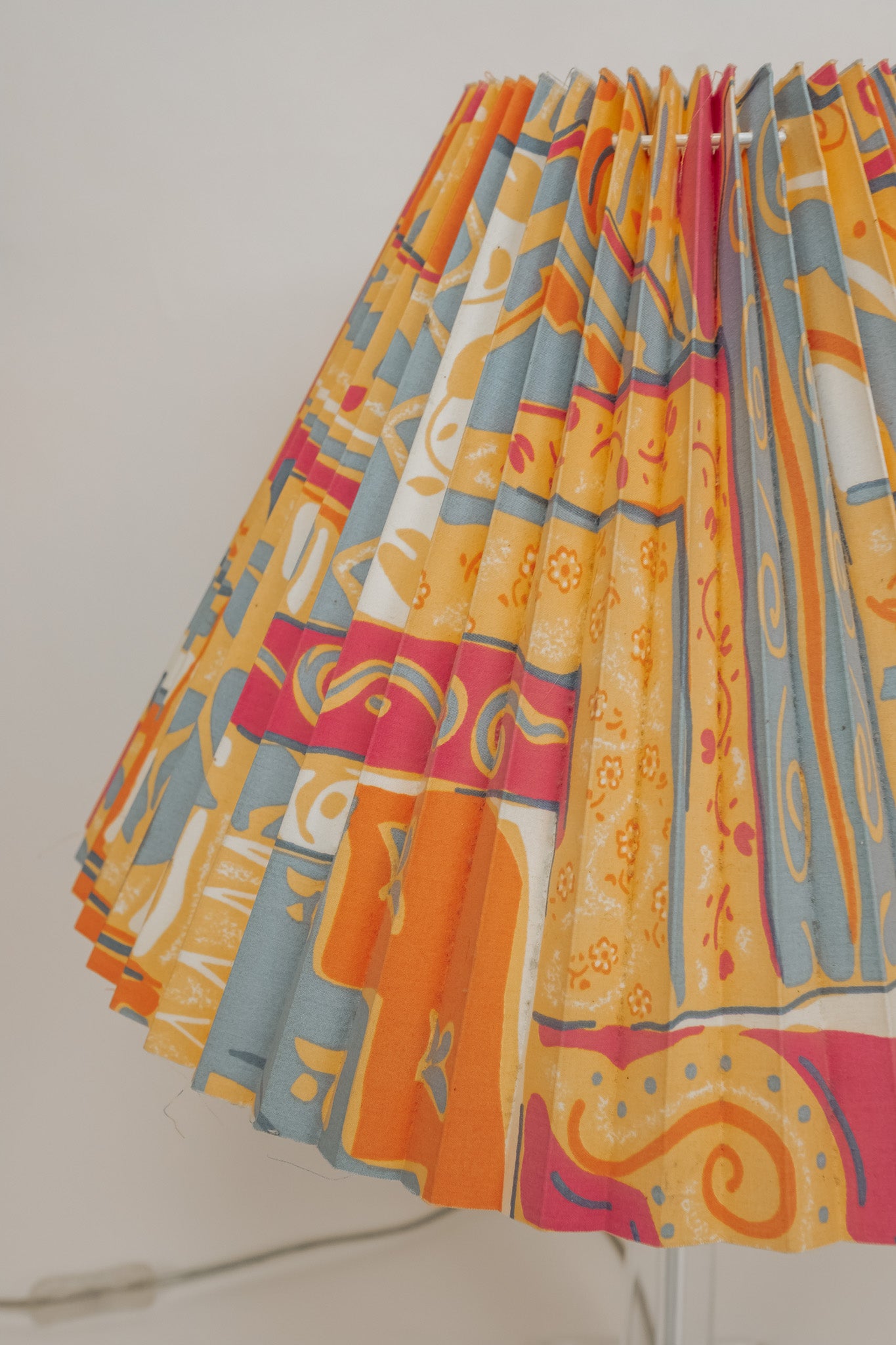 Vintage tafellamp van messing met plexiglas, jaren 90