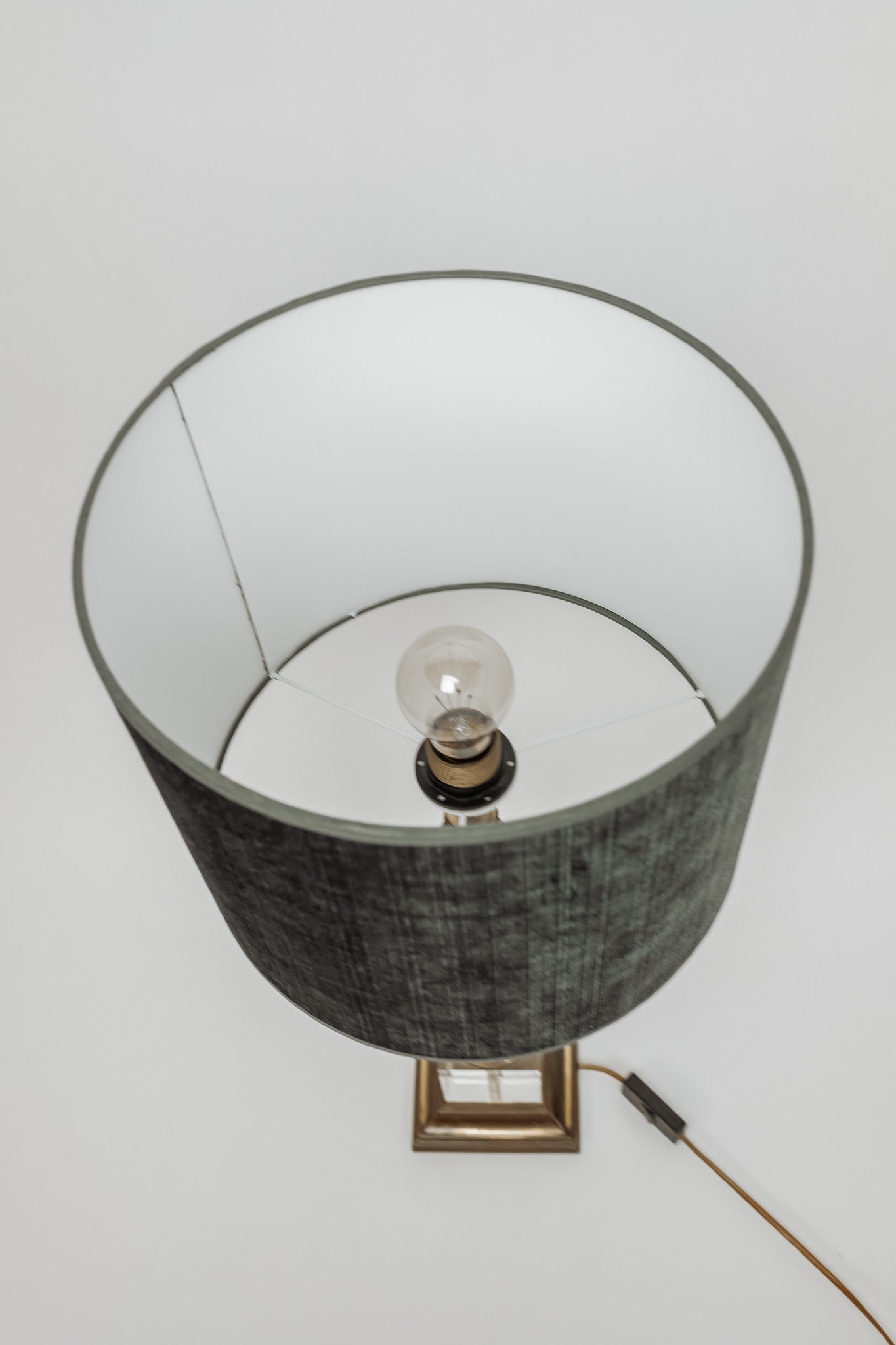 Vintage tafellamp van messing met plexiglas