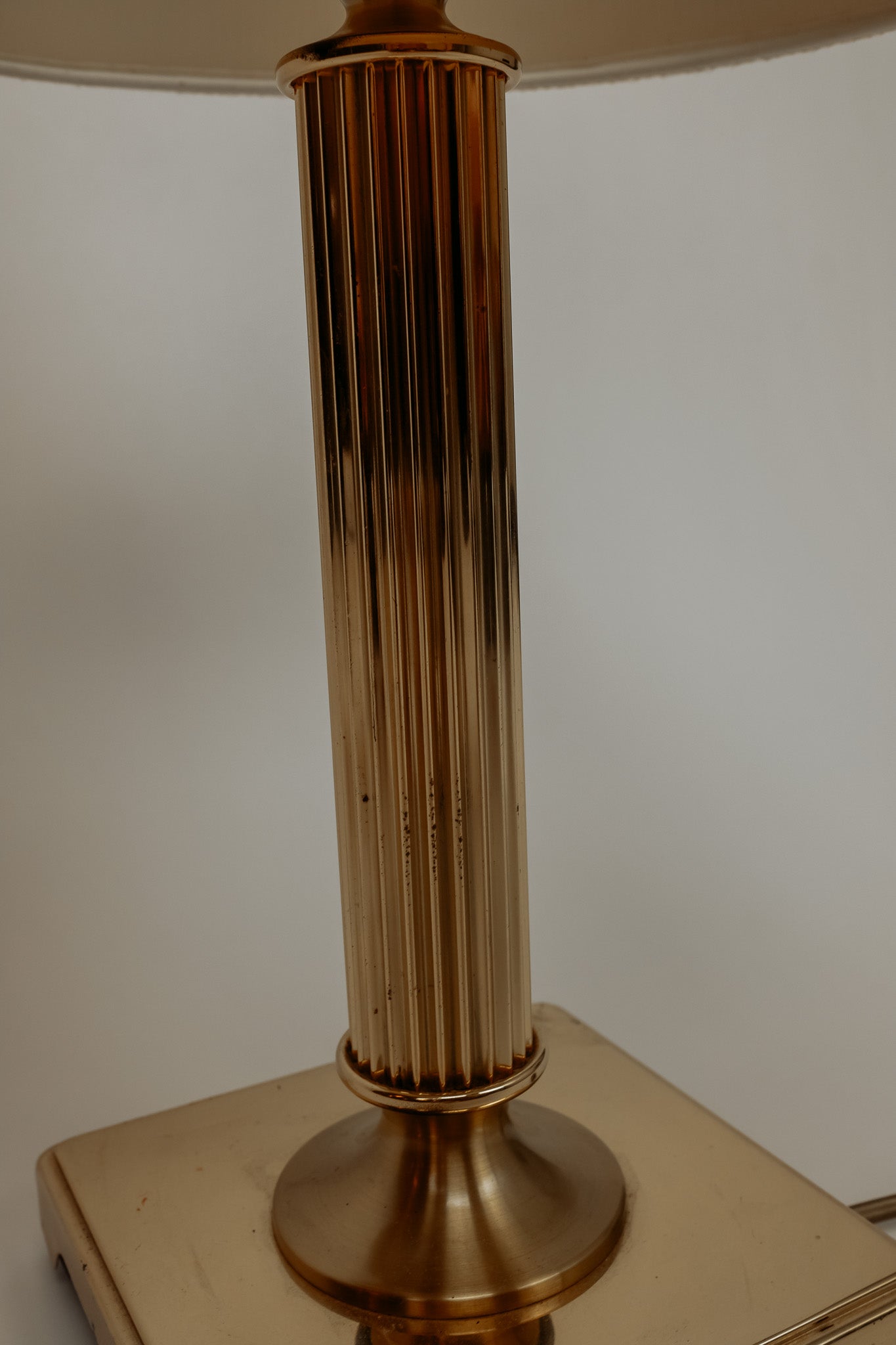 Messing vintage tafellamp met crèmekleurige plisse kap