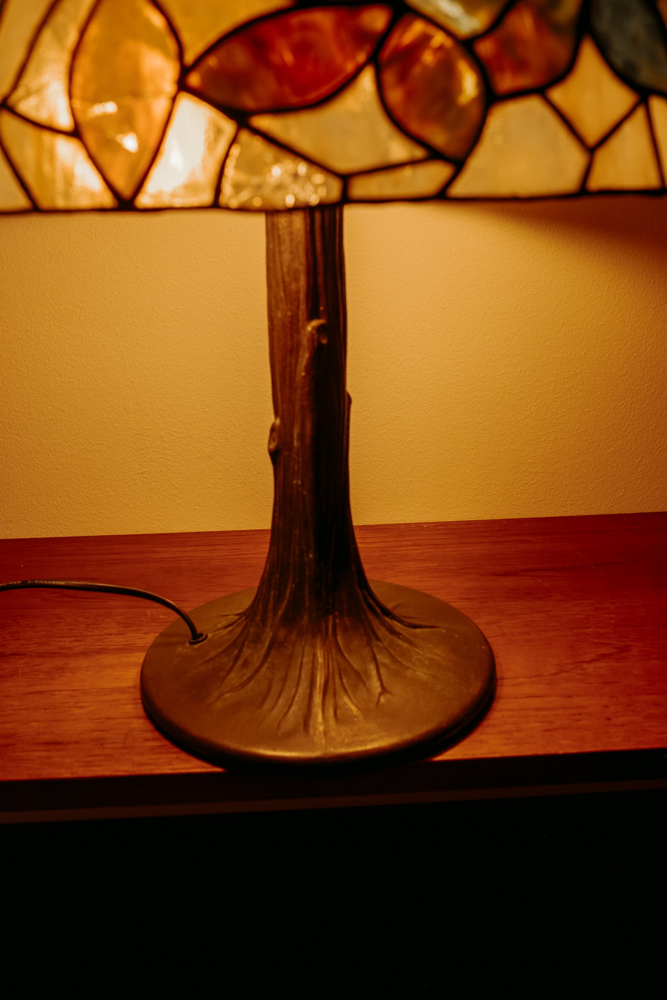 Tiffany stijl tafellamp met glas in lood kap