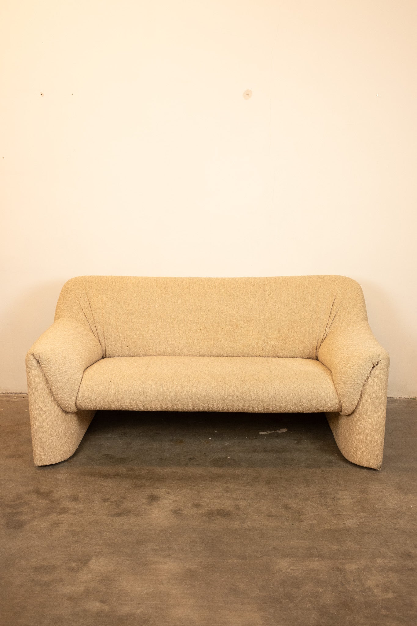 Leolux Mink bank in beige bouclé stof