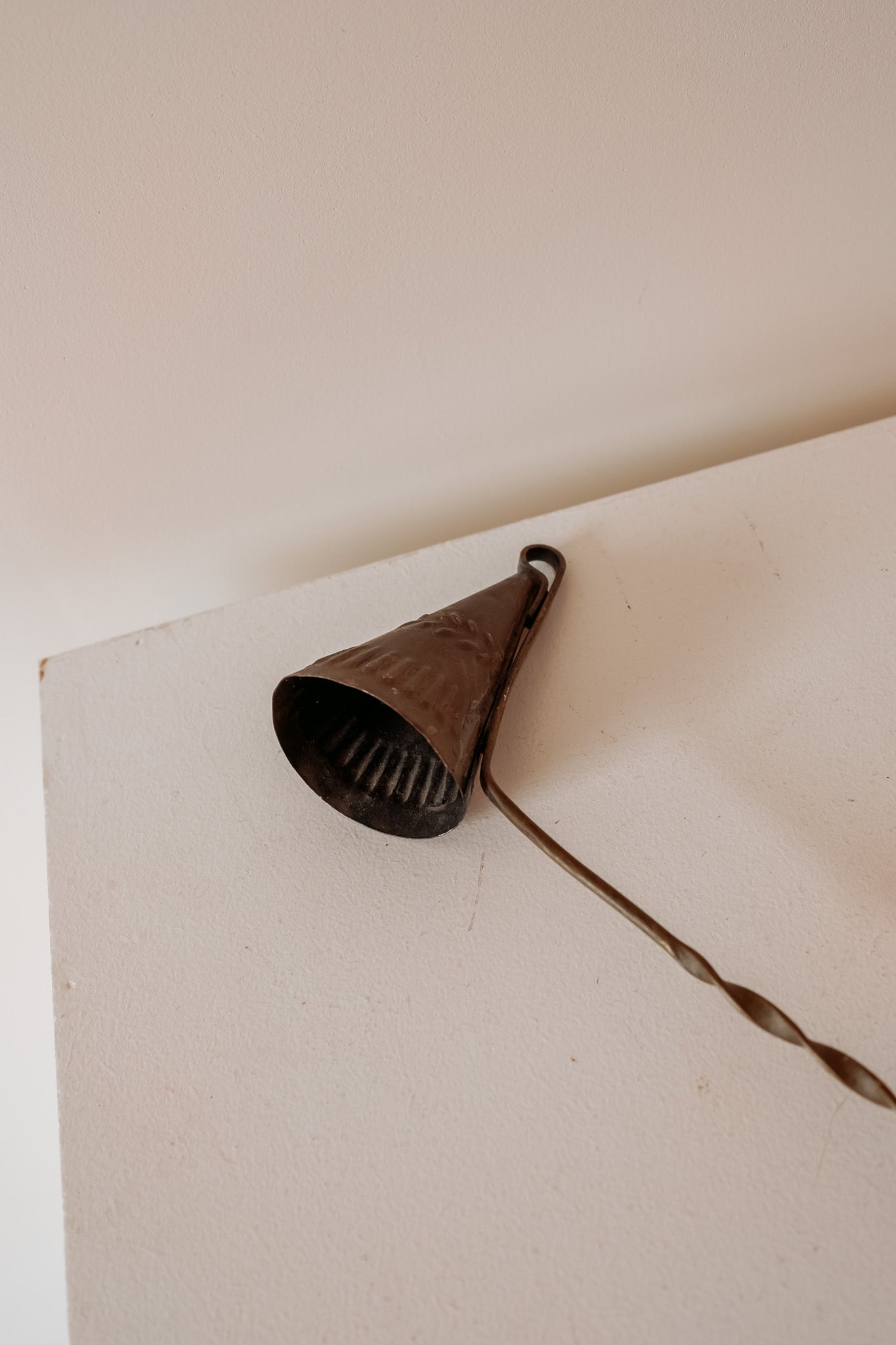 Antieke messing kaarsdover 35cm