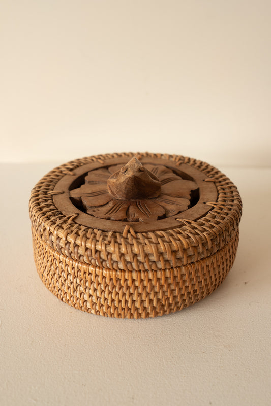 Handgevlochten sieradendoosje met houtsnijwerk deksel