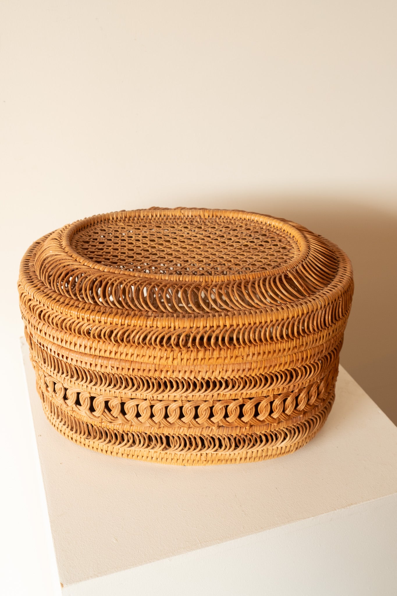 Handgevlochten rieten mand met deksel