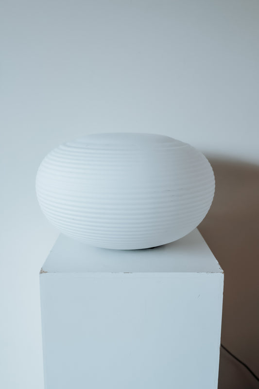 Ronde glazen tafellamp van wit geribbeld melkglas
