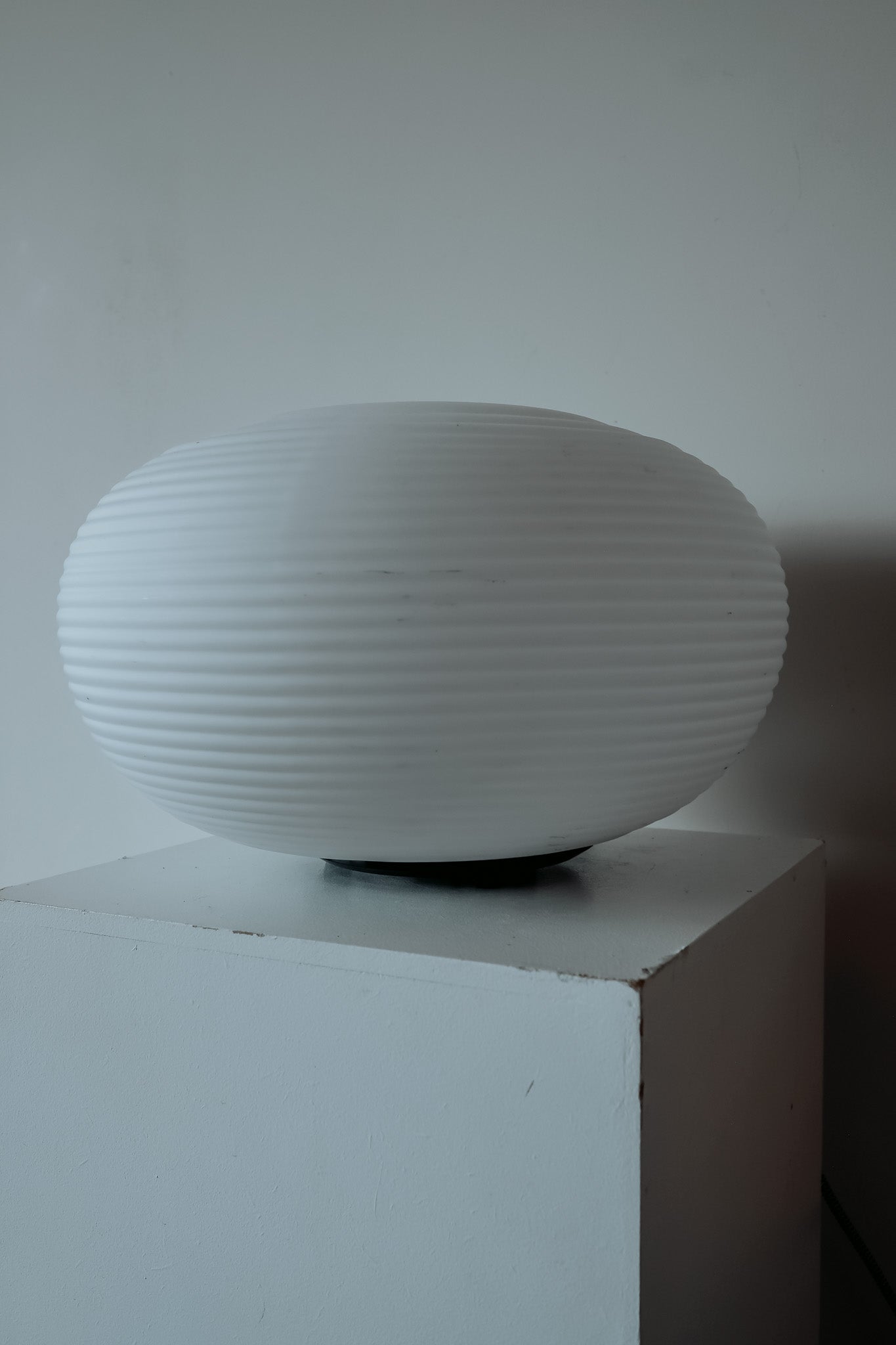 Ronde glazen tafellamp van wit geribbeld melkglas