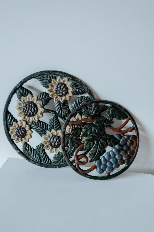 Set van 2 vintage Franse gietijzeren onderzetters
