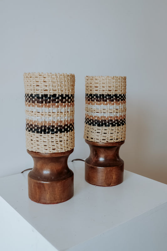 Set van 2 nachtlampjes hout met gevlochten kap, jaren 70