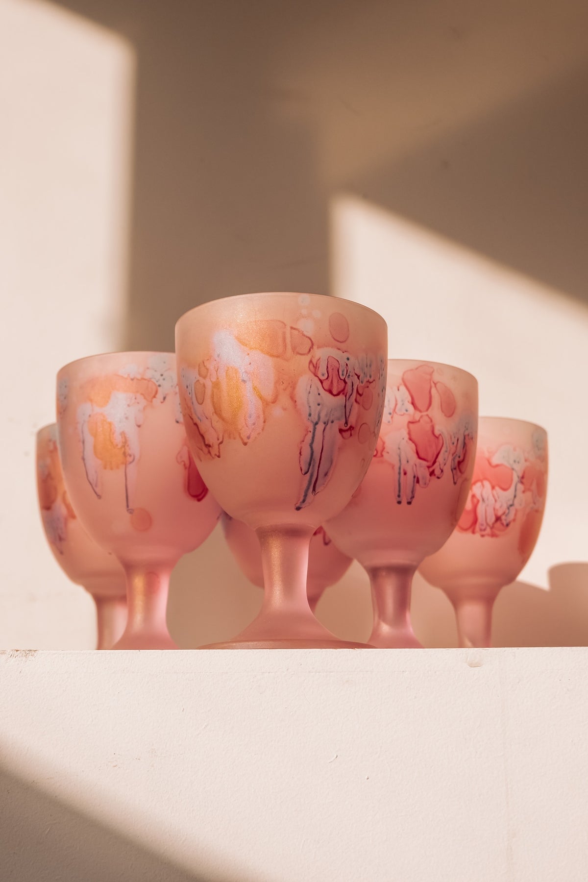 Roze frosted handbeschilderde wijnglazen, set van 6