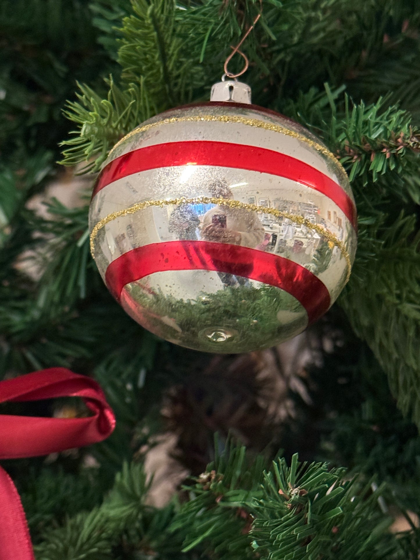 Vintage rood/zilveren glazen kerstbal met gesuikerde details