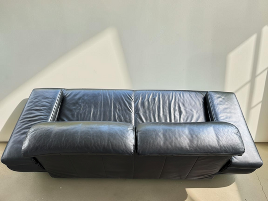 tessvintage Rolf Benz 6500 3-zitsbank in zwart leer met brede armleuningen en een klassiek jaren 80 design