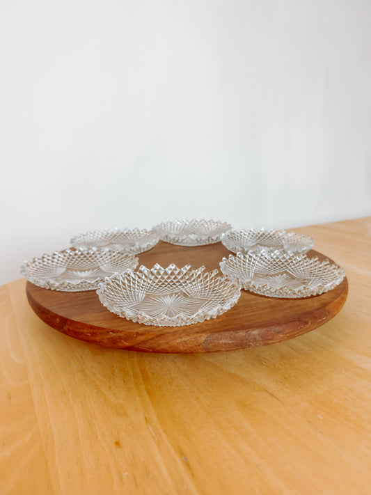 Teakhouten "Lazy Susan" draaibaar borrelplateau met kristalglazen schaaltjes