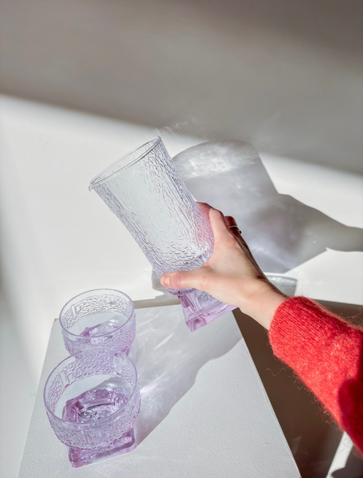 Italiaanse “Frosted glass” lila karaf + 2 bijpassende coupes/schaaltjes