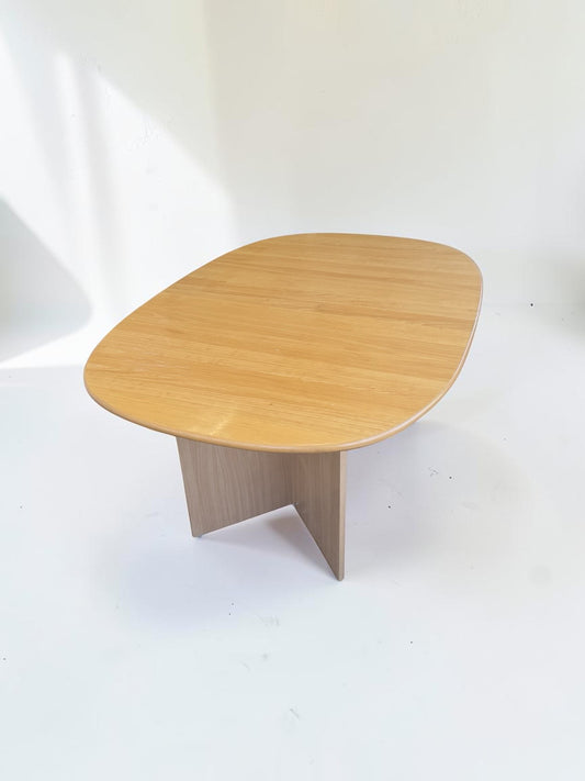 Deense verlengbare eettafel van licht massief hout met V-poten