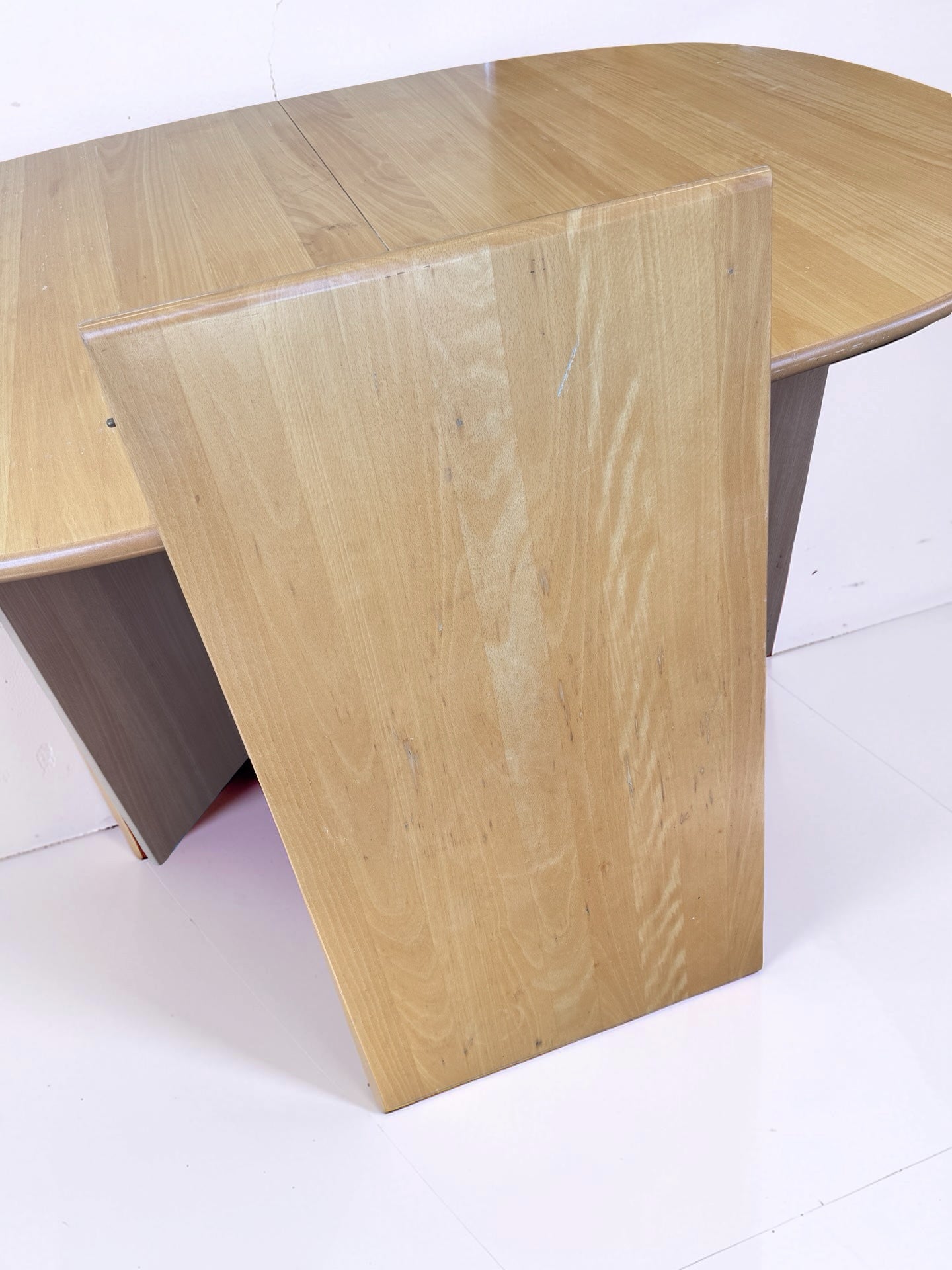 Deense verlengbare eettafel van licht massief hout met V-poten