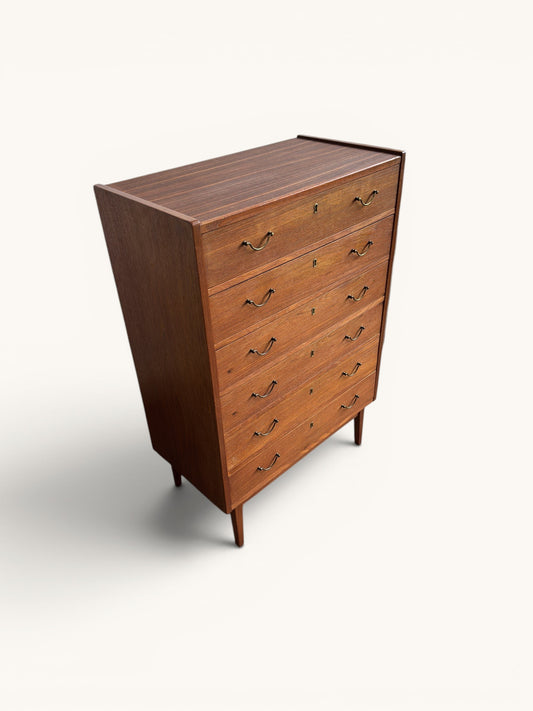 Vintage Deense "tallboy" teakhouten ladekast met messing greepjes