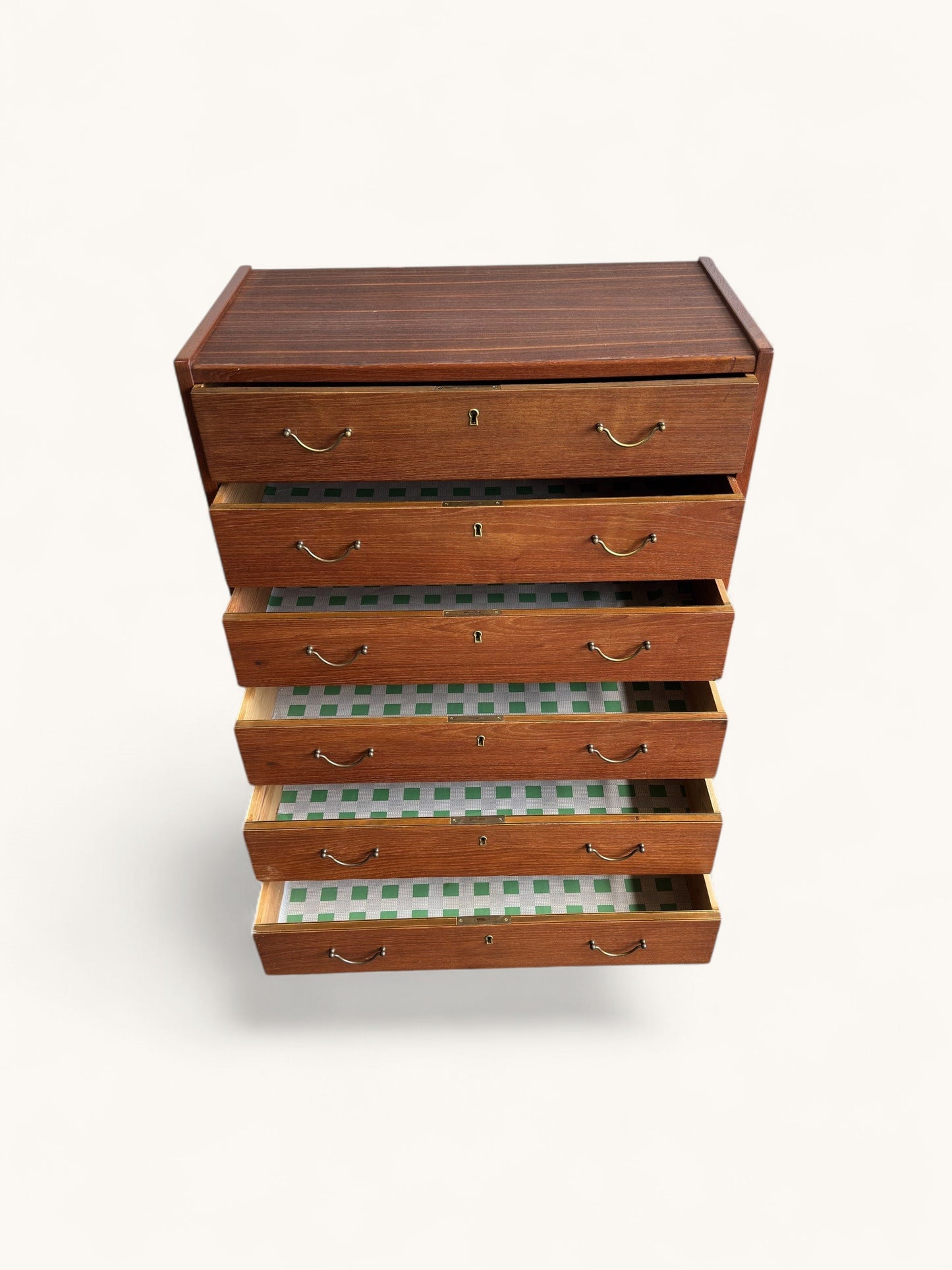 Vintage Deense "tallboy" teakhouten ladekast met messing greepjes