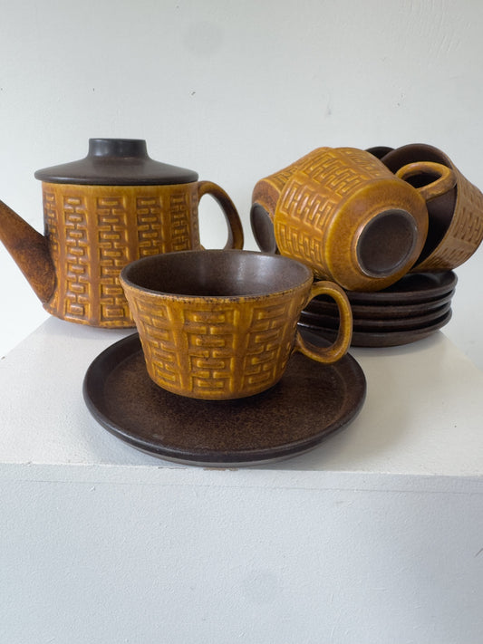Ceramano theeset 'Epsilon' jaren 60 met geometrisch reliëfpatroon