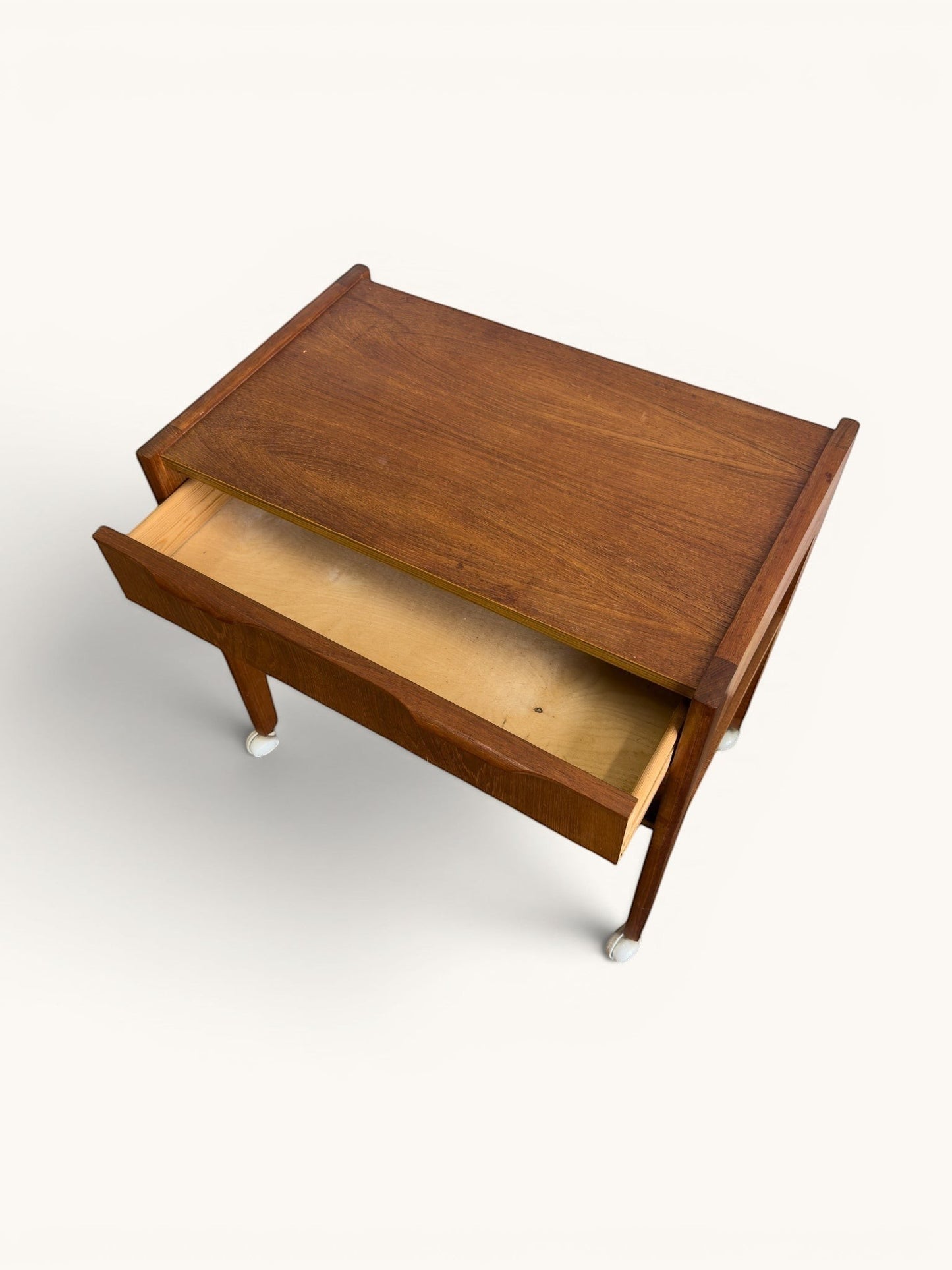 Deense mid century teak trolley op zwenkwieltjes met lade