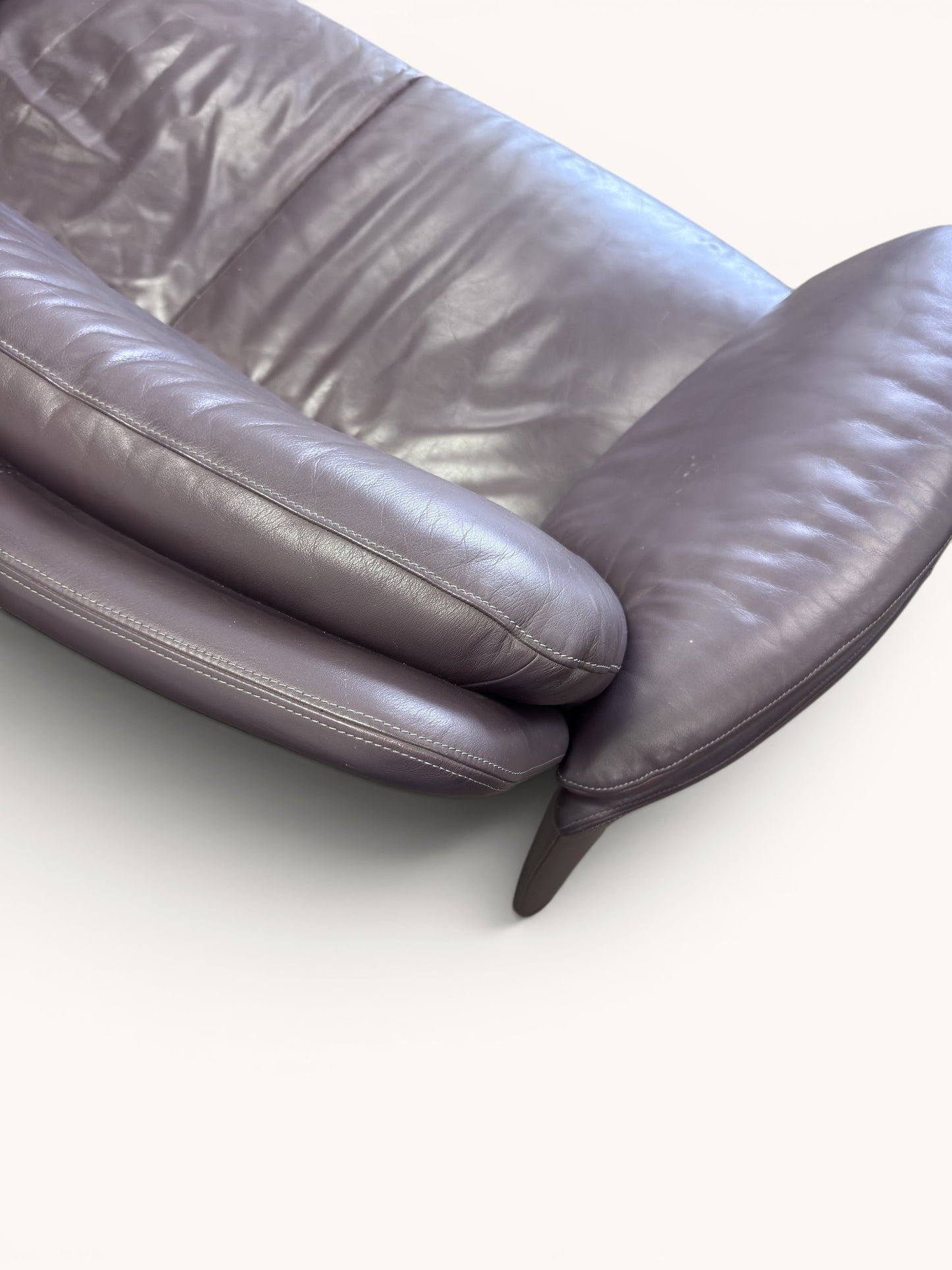 Leolux Bora Bora 2-zitsbank in aubergine paarsbruin leer