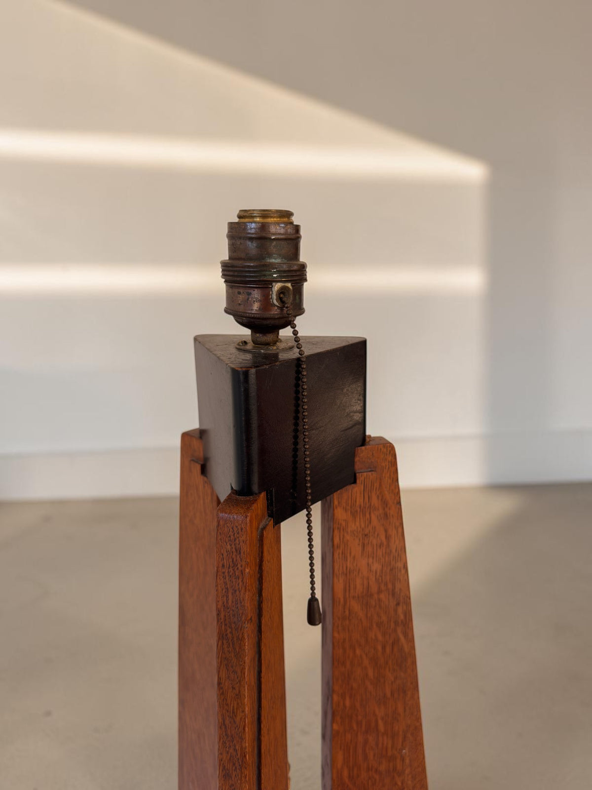 Eikenhouten Art Deco / Amsterdamse School vloerlamp, jaren 30
