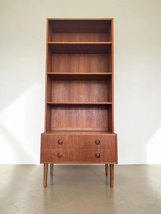 tessvintage Deens mid-century modern highboard van teakhout met vier open planken en vier lades met ronde grepen