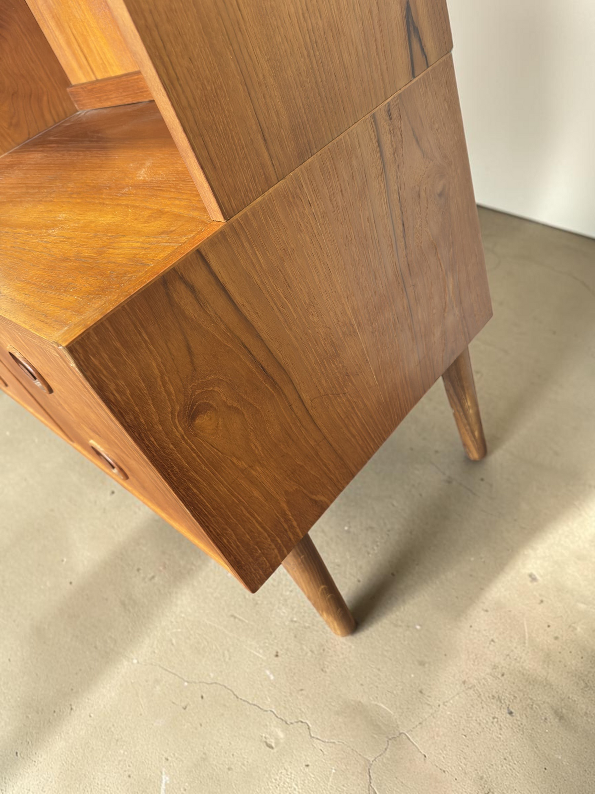 tessvintage Deens mid-century highboard van teakhout met open planken en lades op houten poten
