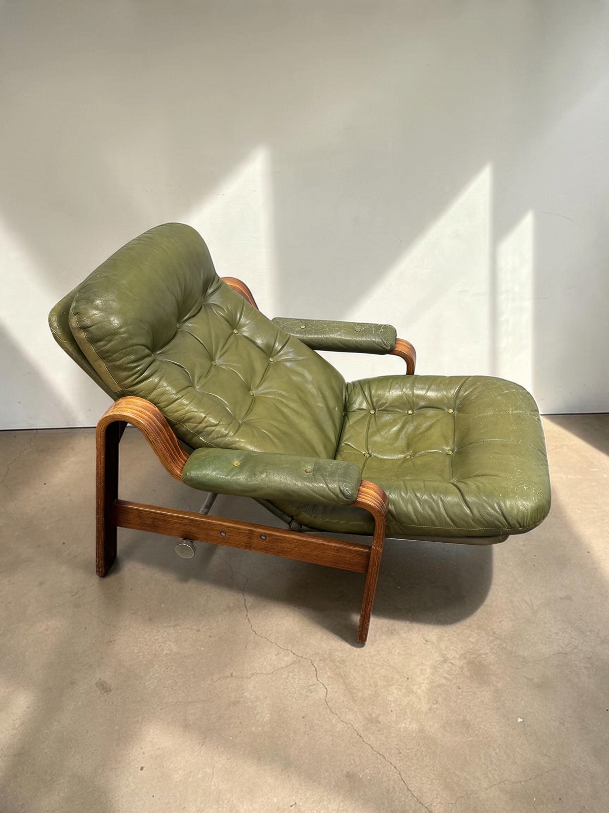 tessvintage olijfgroene vintage fauteuil van Göte Möbler met gebogen hout en getuft leer in ligstand
